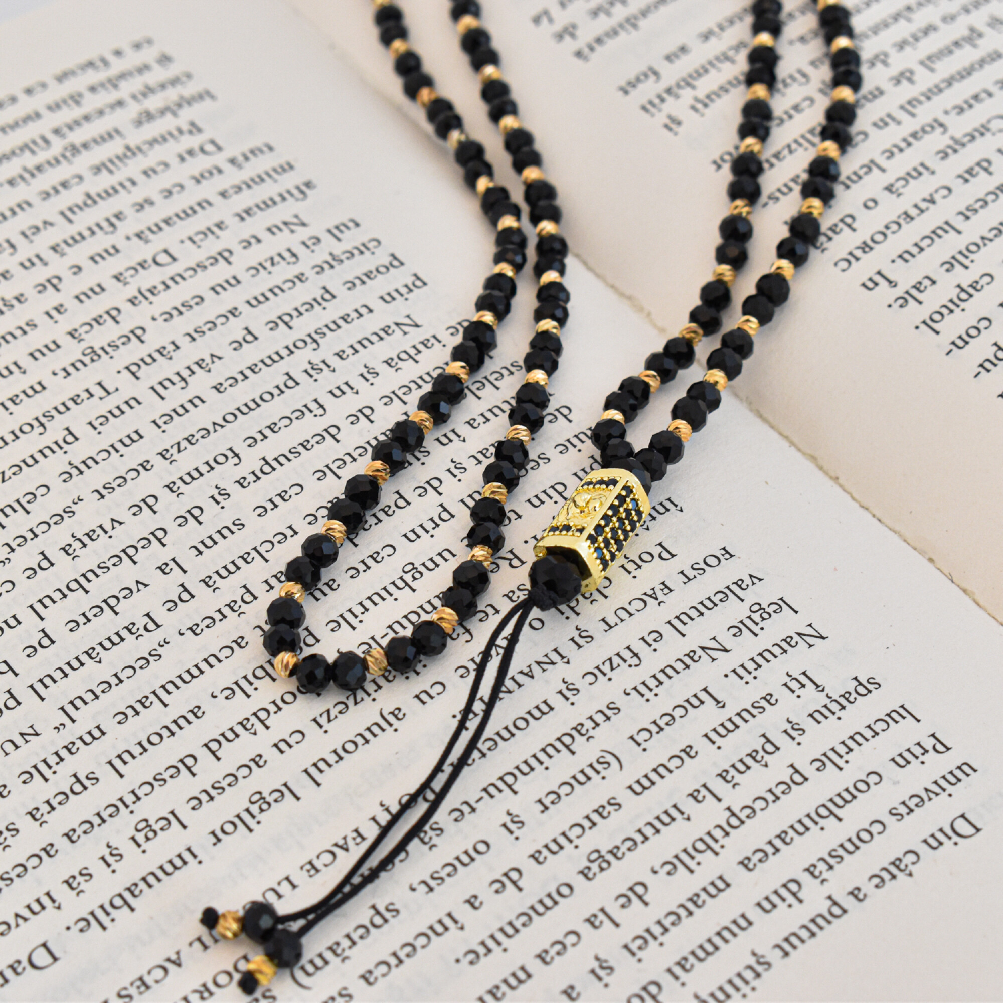 COLIER BARBATI TIP ROZARIU CU BILE FATETATE, ACCESORIU CU CAP DE LEU
