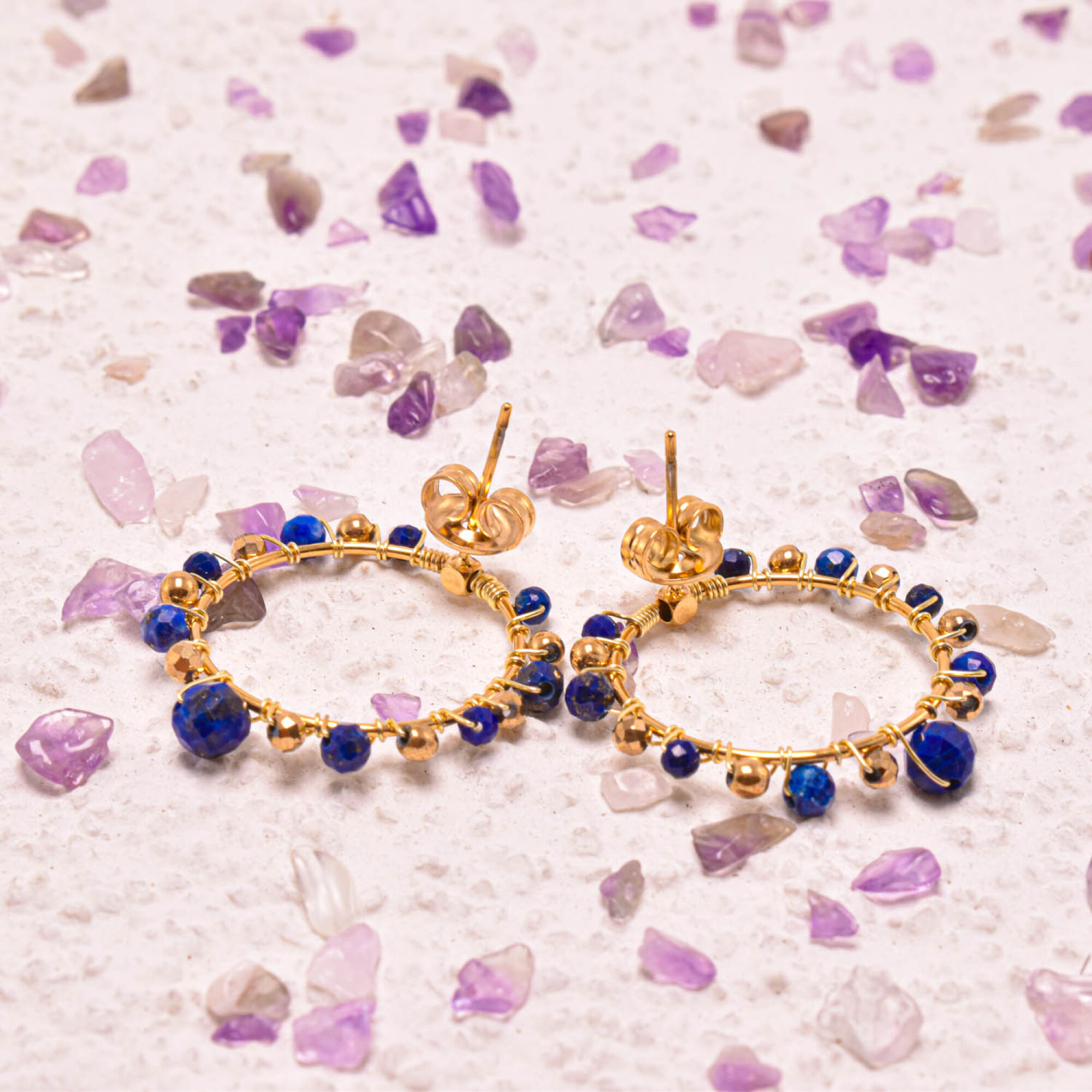 Cercei dama ”fantasy”, placati cu aur, pietricele fatetate din lapis lazuli