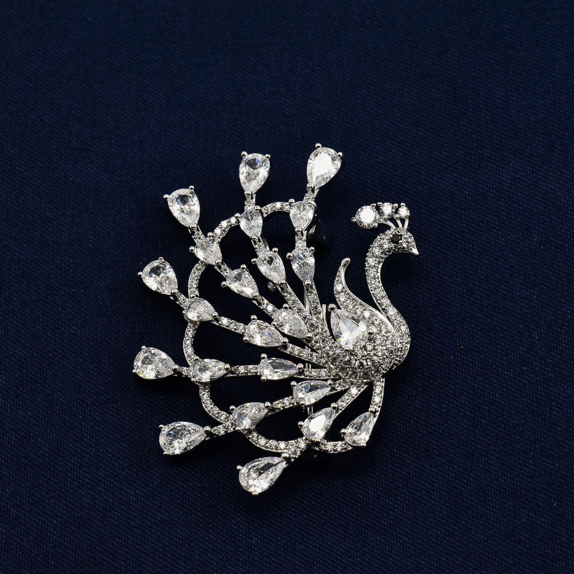 Brosa in forma de paun cu cristale swarovski, placata cu aur alb 18k