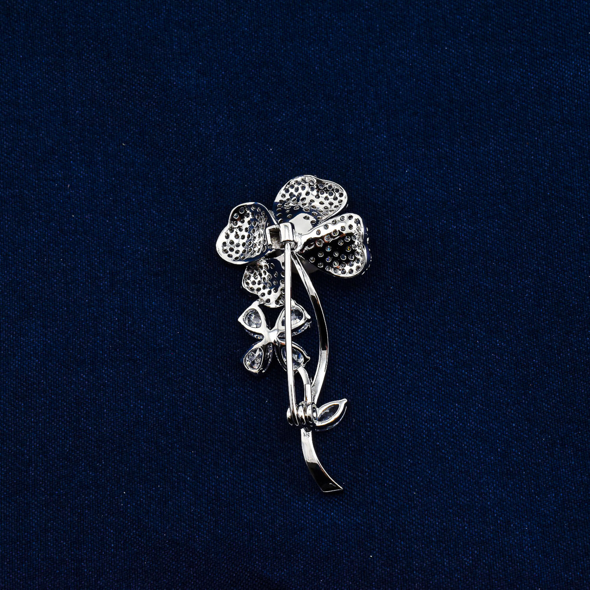Brosa in forma de floare cu cristale swarovski, placata cu aur alb 18k BRS-13