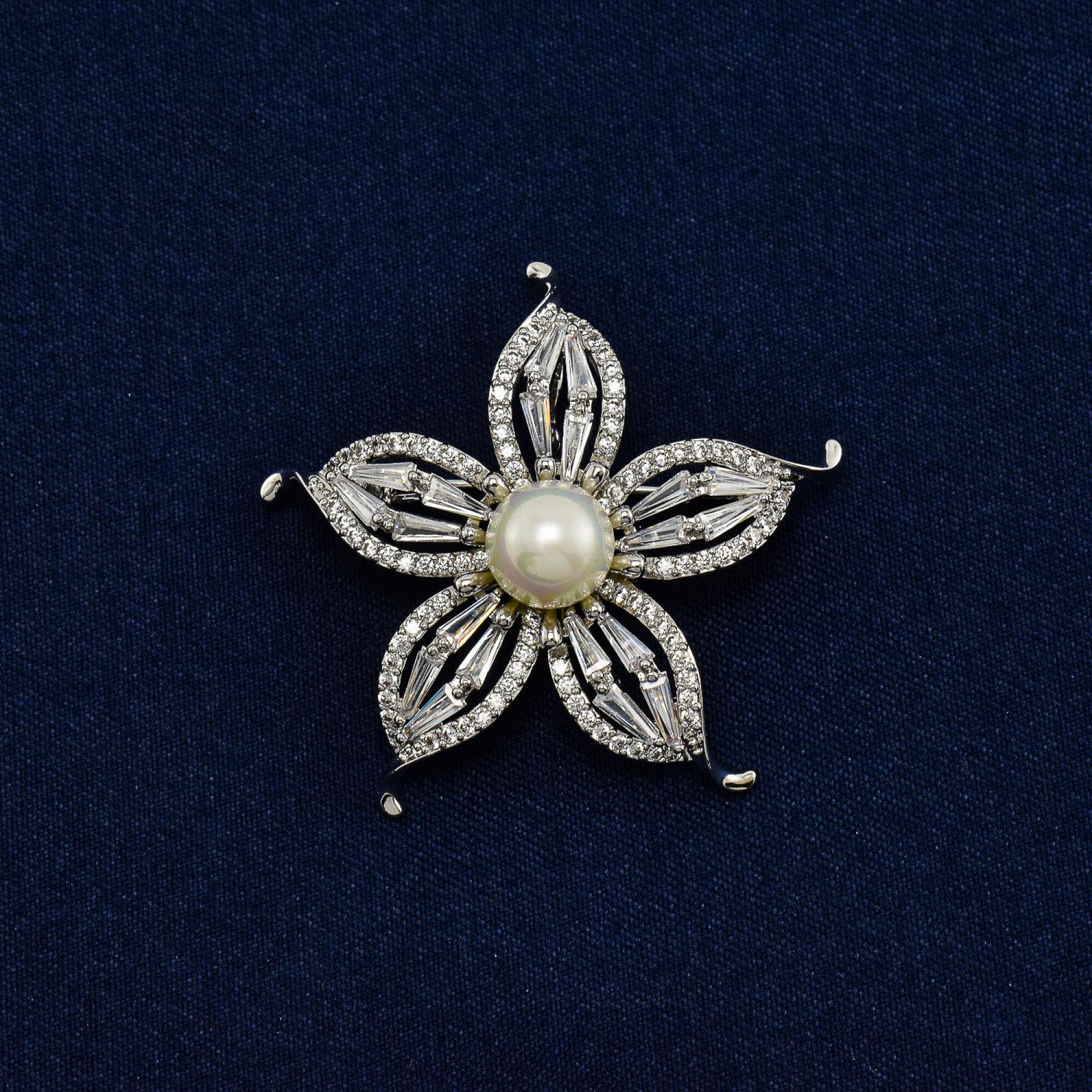 Brosa in forma de floare cu cristale swarovski, placata cu aur alb 18k