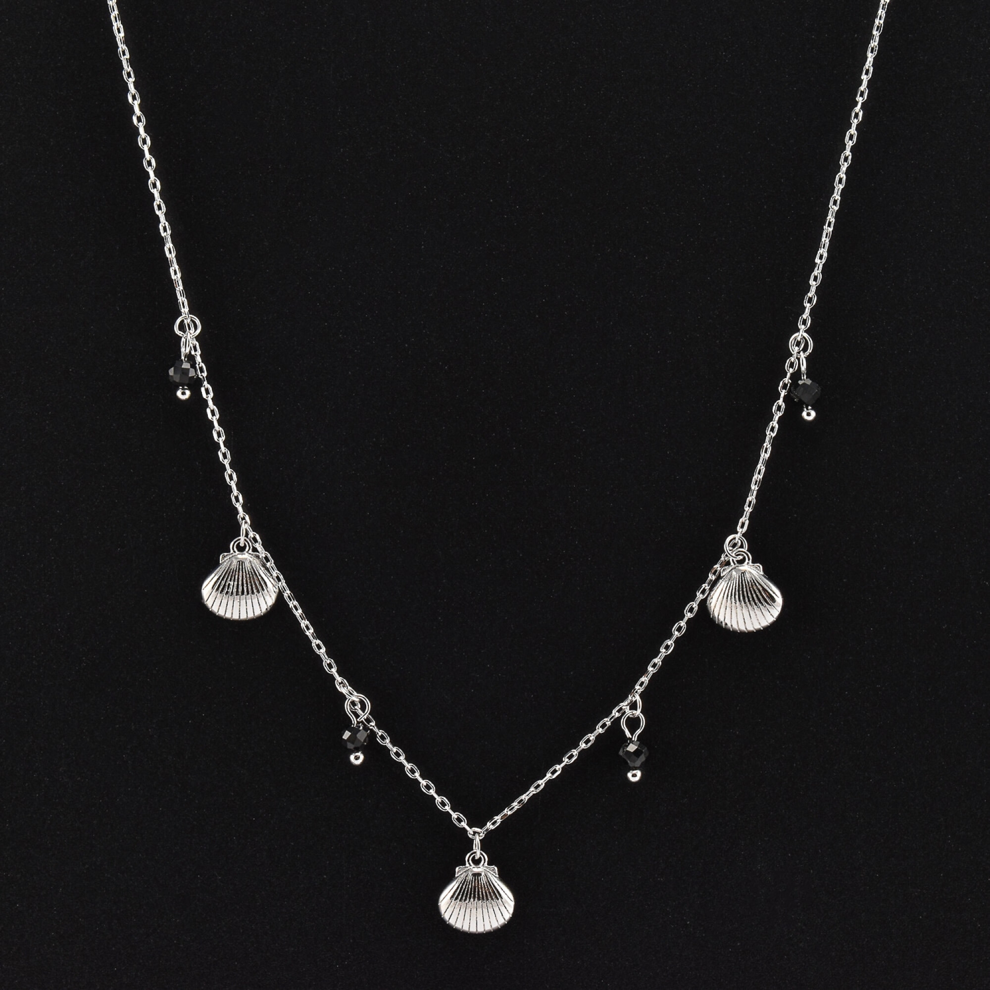 Lantisor dama din argint cu accesorii in forma de scoici