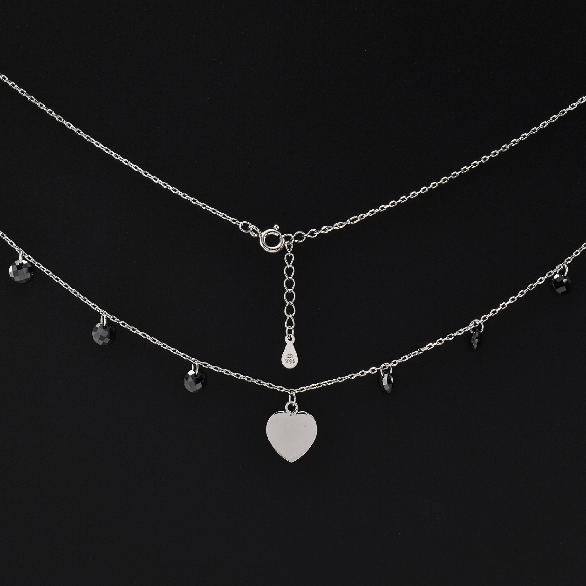 Lantisor dama din argint si cristale negre cu accesoriu in forma de inima 