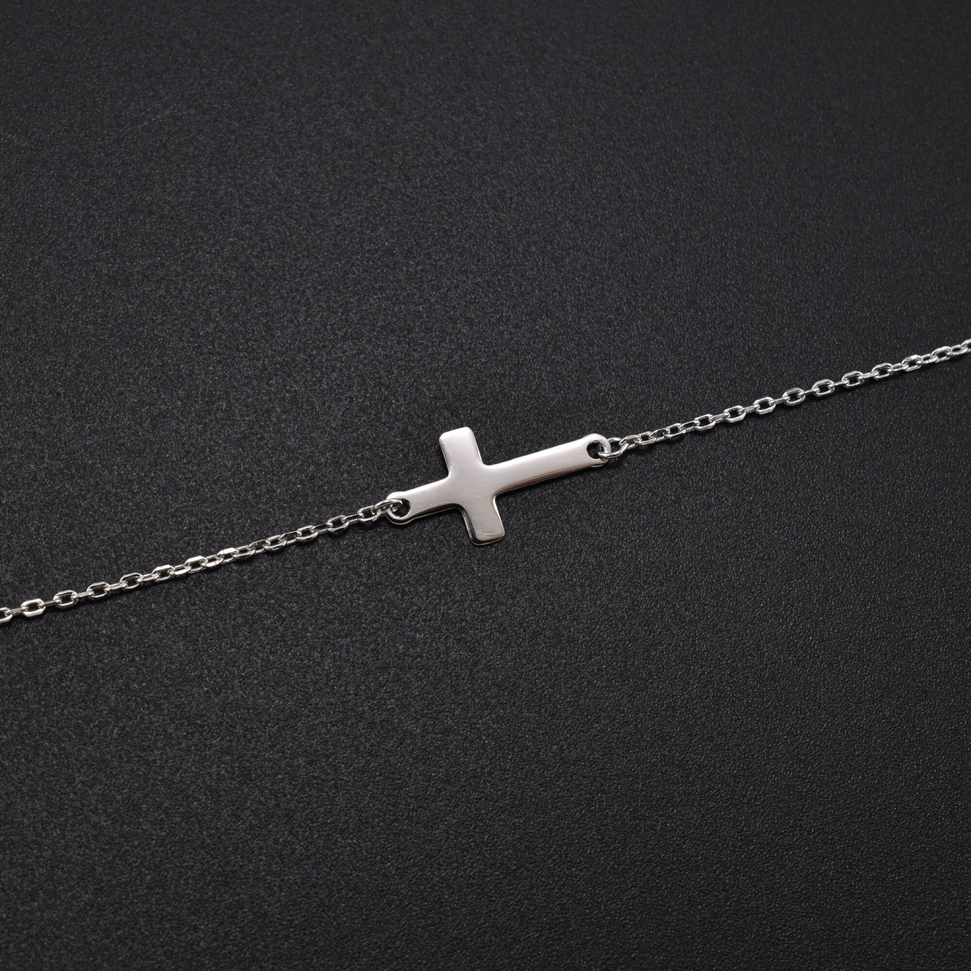 Bratara dama din argint cu accesoriu in forma de cruce