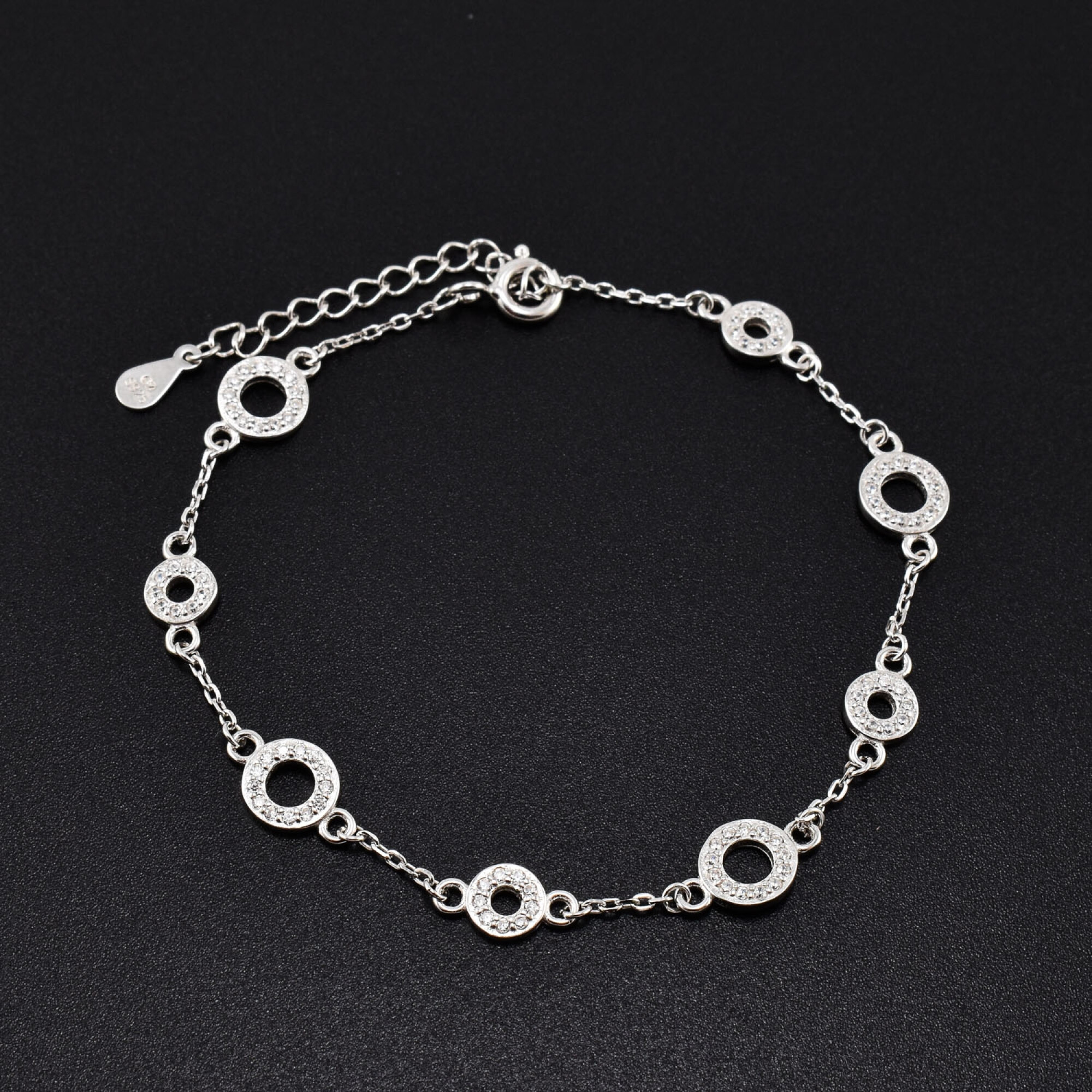 Bratara dama din argint cu accesorii in forma de cerc acoperite cu cristale swarovski