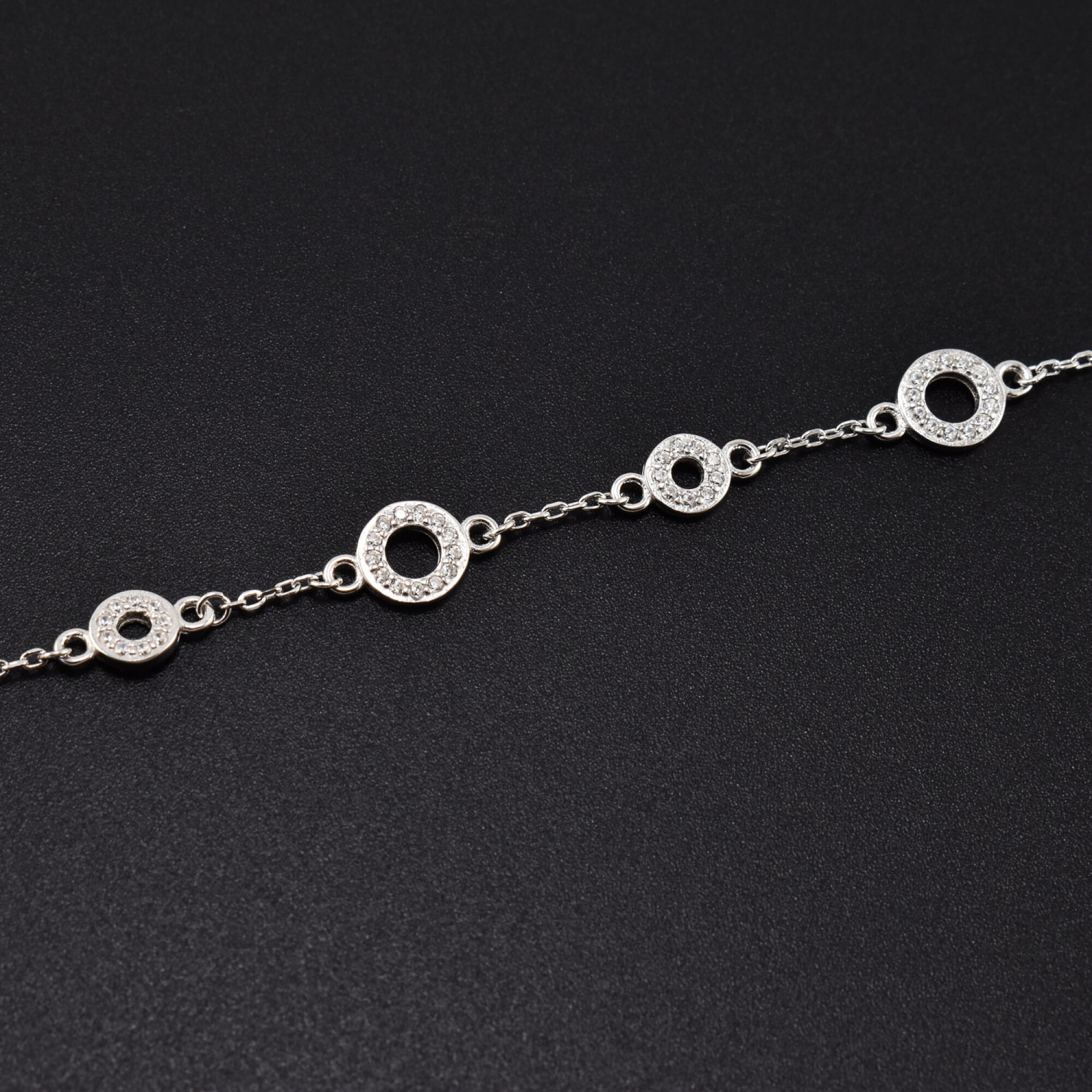 Bratara dama din argint cu accesorii in forma de cerc acoperite cu cristale swarovski