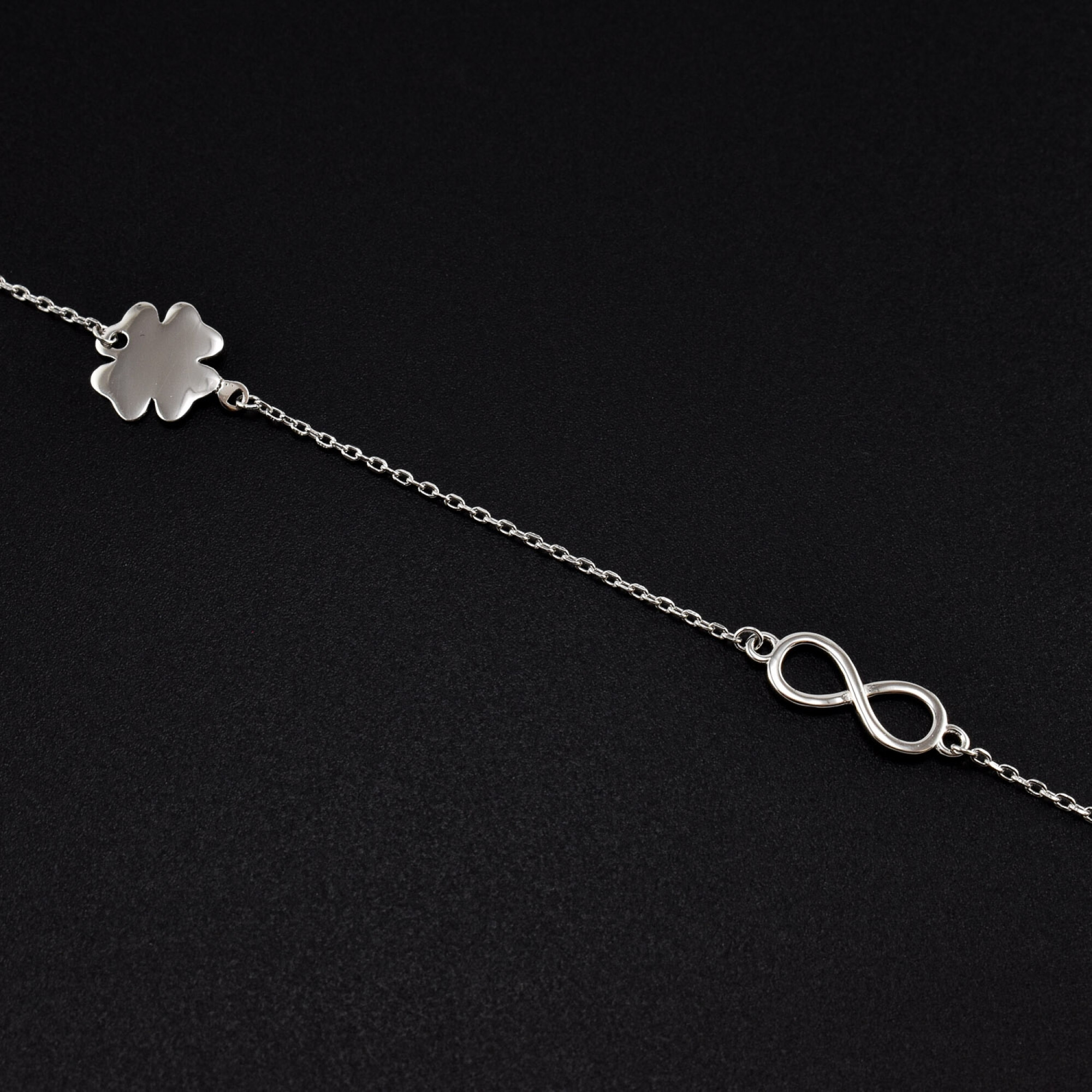 Bratara dama din argint cu accesorii in forma de infinit si trifoi cu patru foi