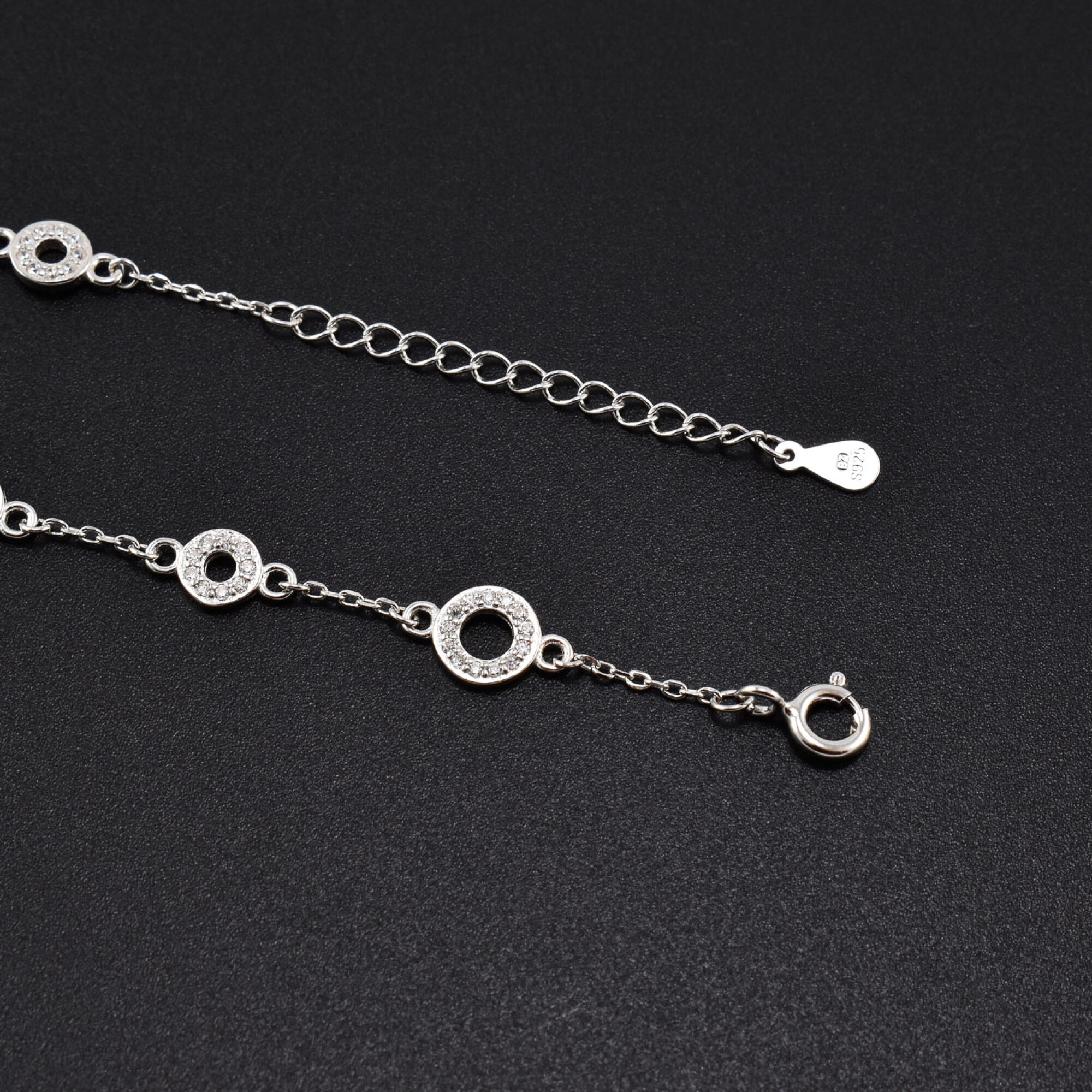 Bratara dama din argint cu accesorii in forma de cerc acoperite cu cristale swarovski
