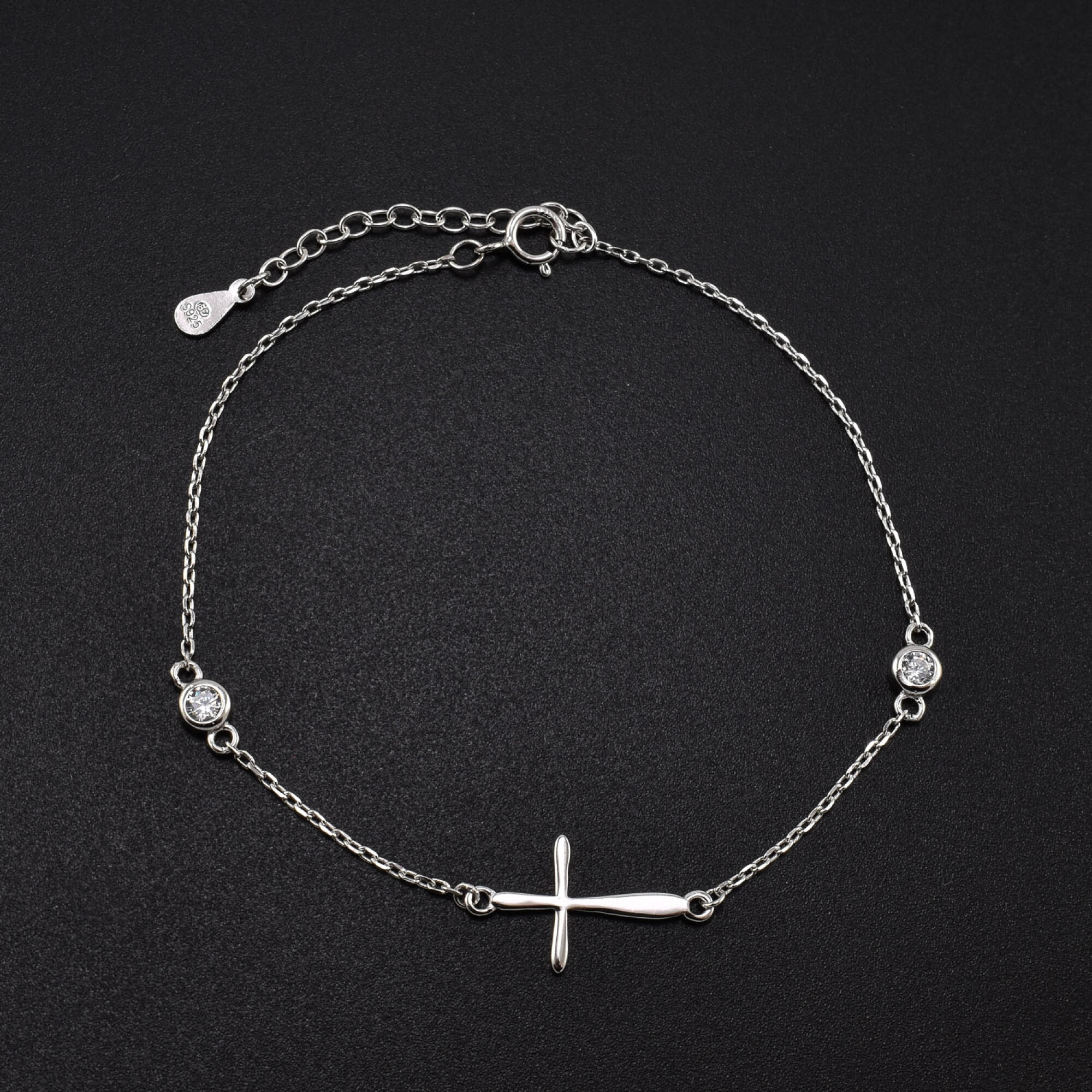 Bratara dama din argint cu accesoriu in forma de cruce si cristale swarovski