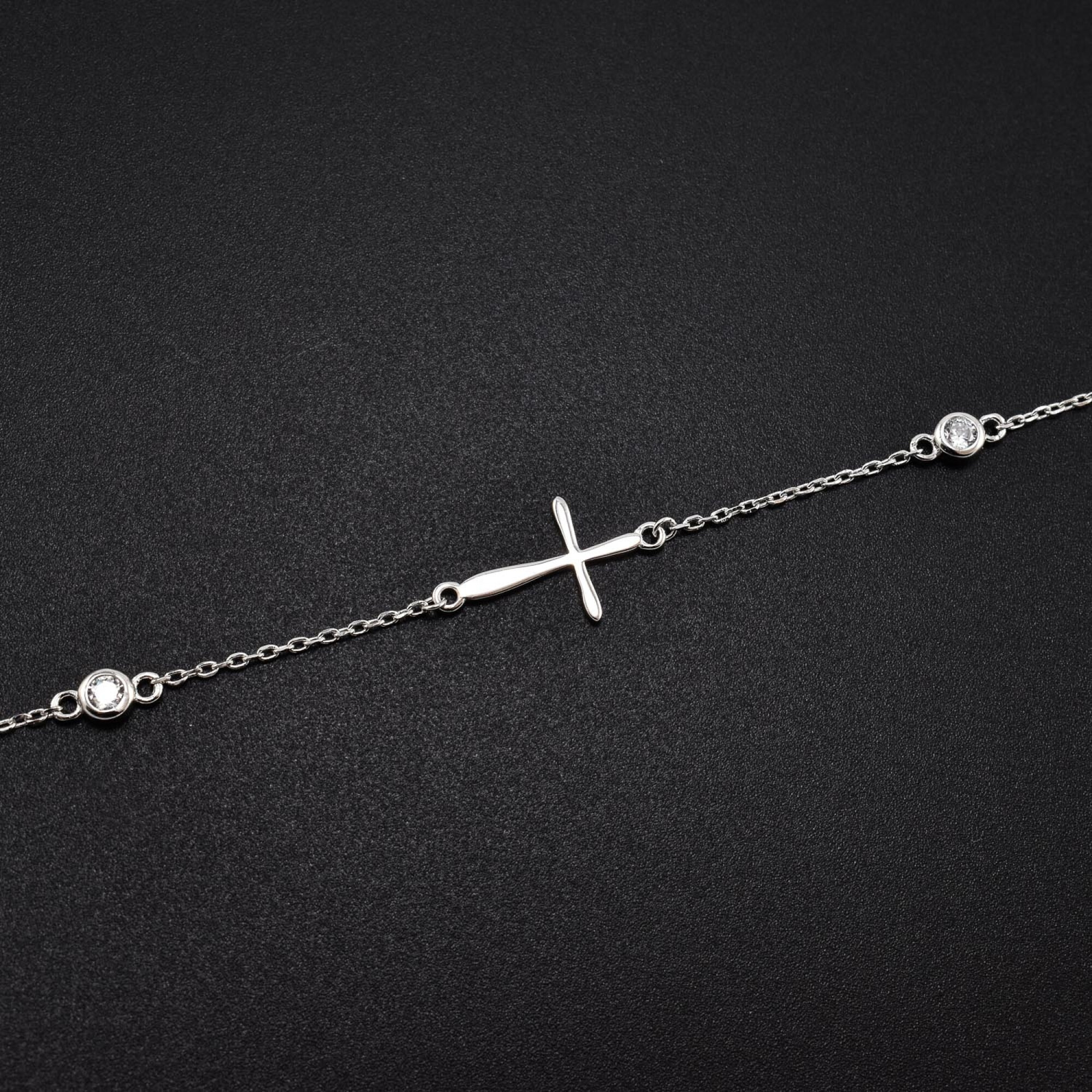 Bratara dama din argint cu accesoriu in forma de cruce si cristale swarovski