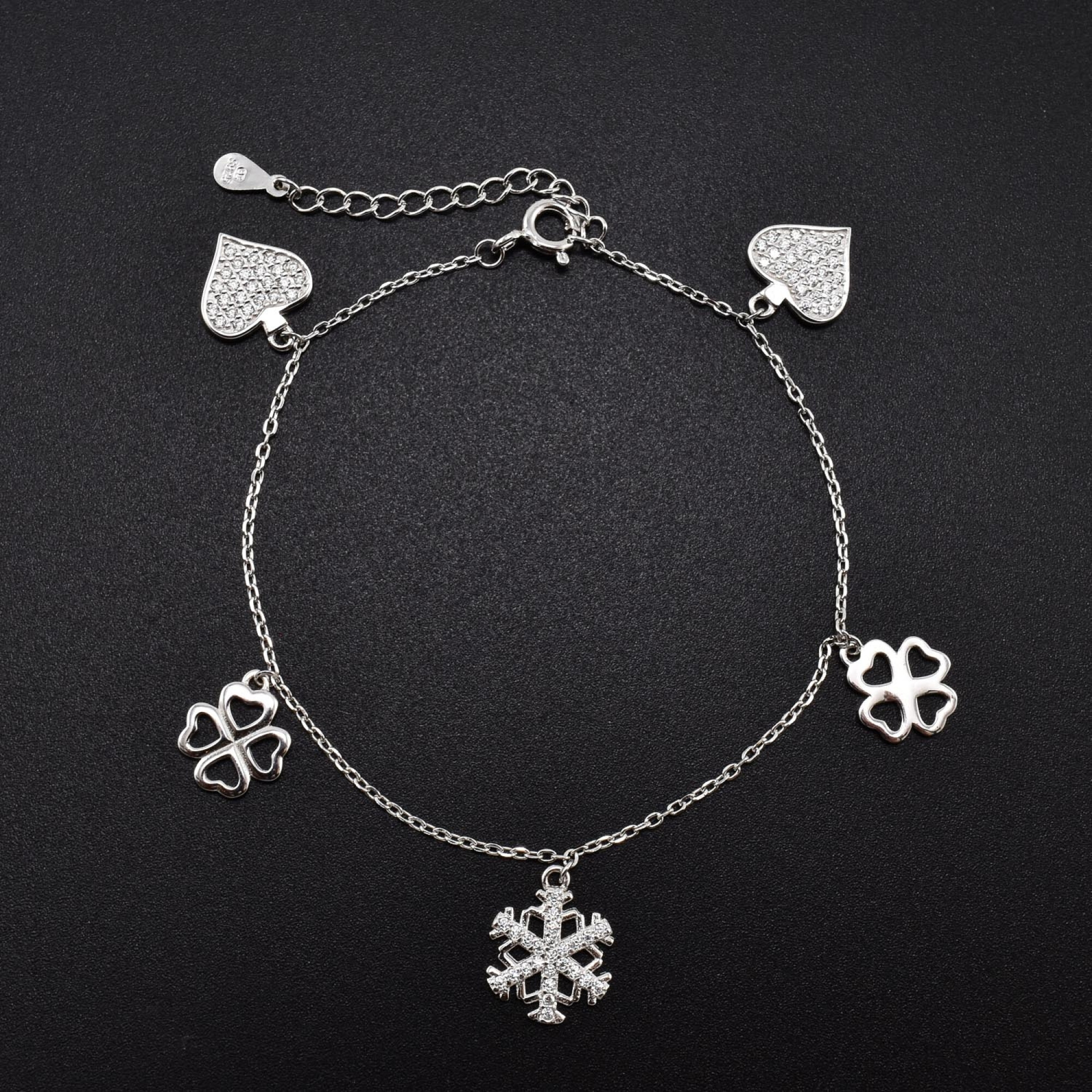 Bratara dama din argint cu accesorii in forma de inimi, trifoi, fulg