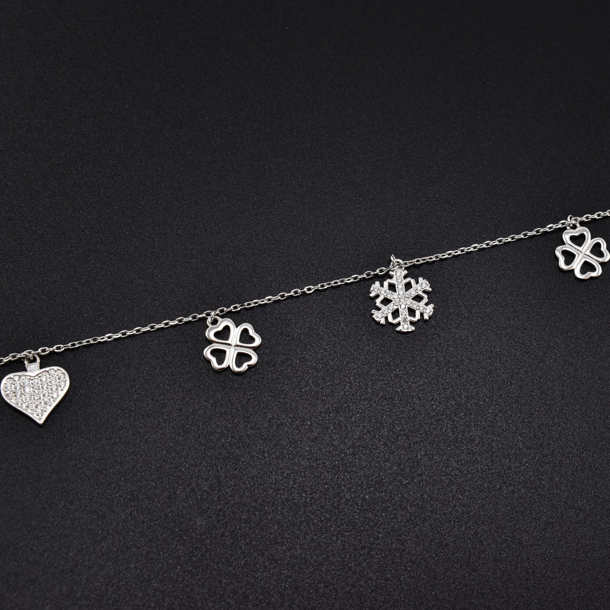 Bratara dama din argint cu accesorii in forma de inimi, trifoi, fulg