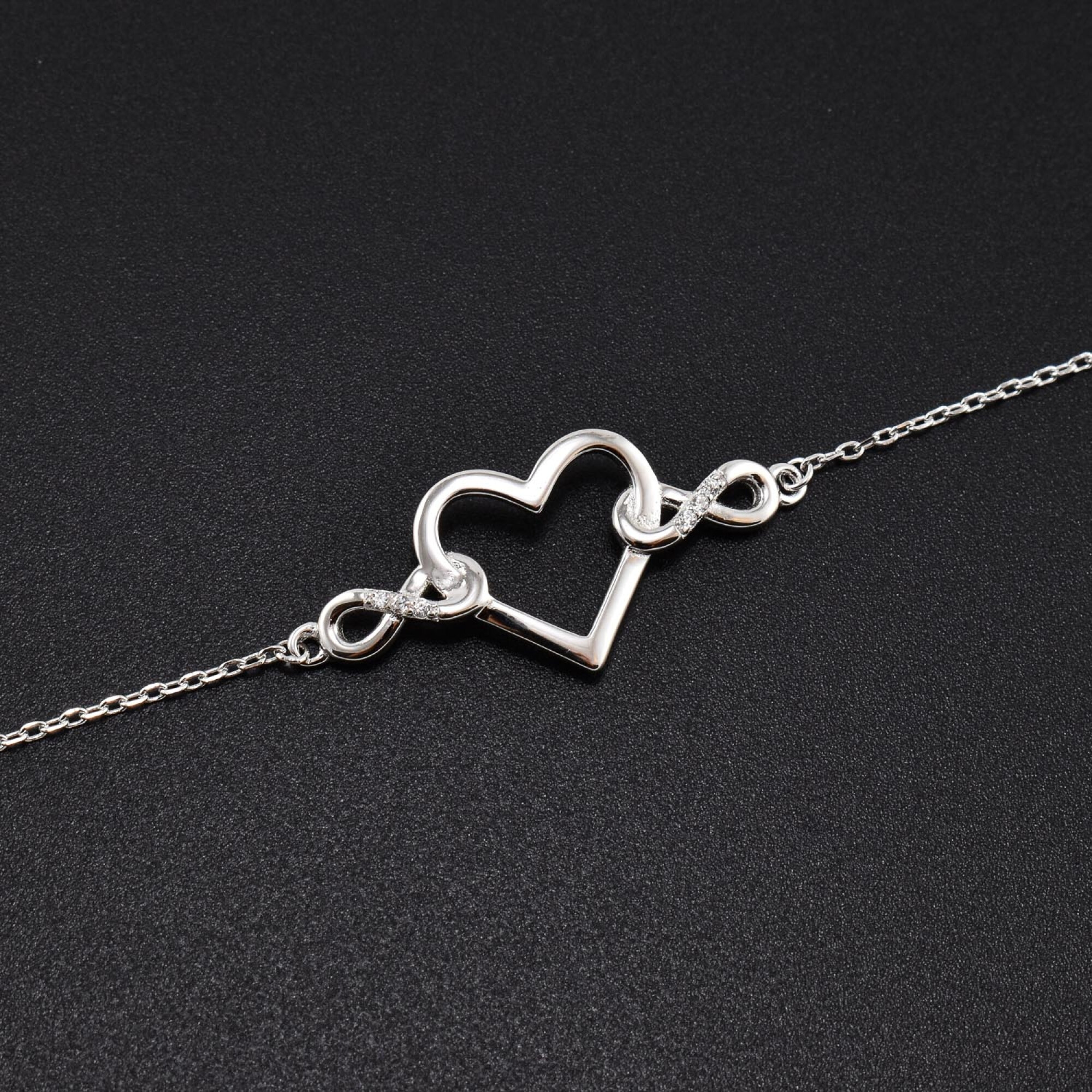 Bratara dama din argint cu accesorii in forma de inima si infinit