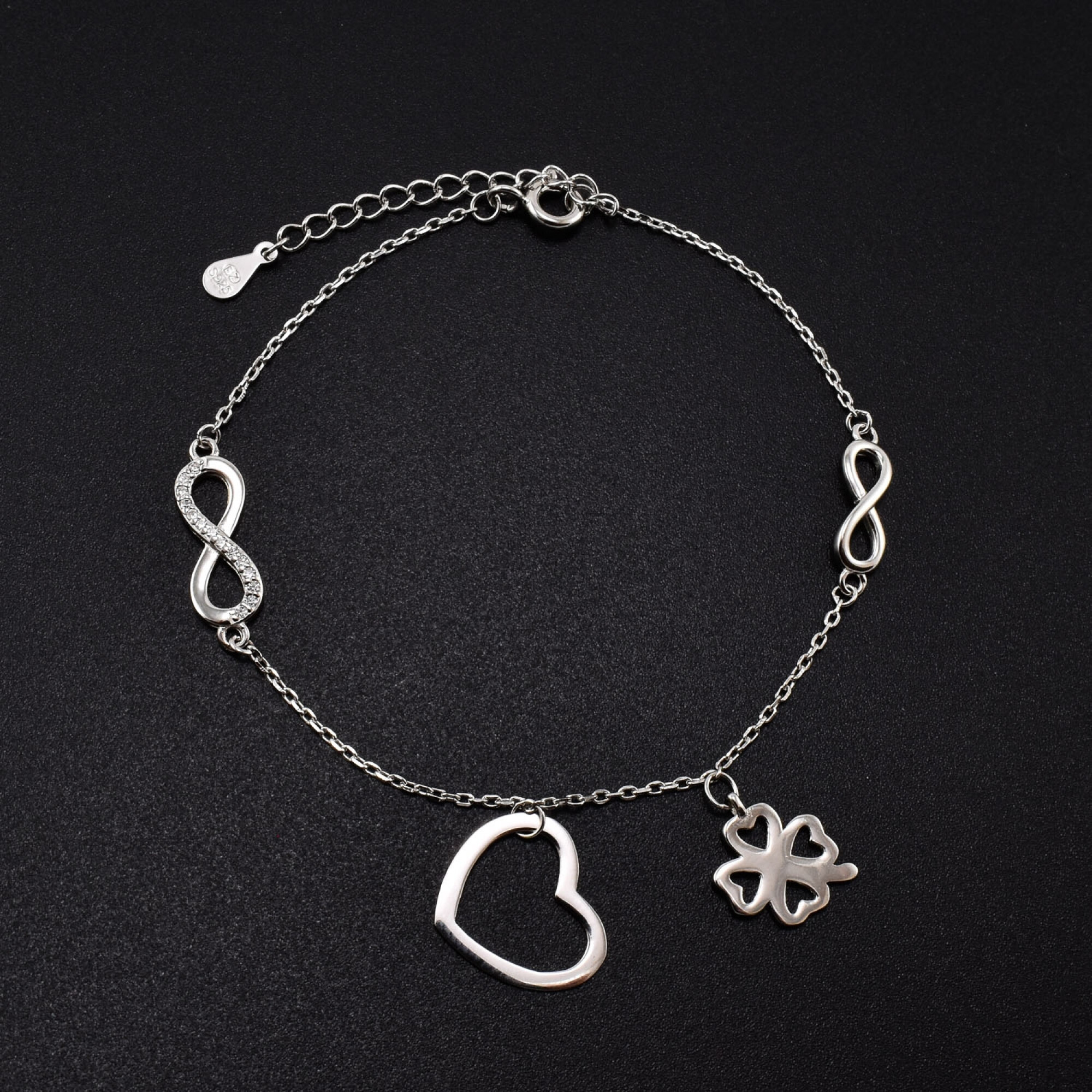 Bratara dama din argint cu accesorii in forma de inima, trifoi, infinit