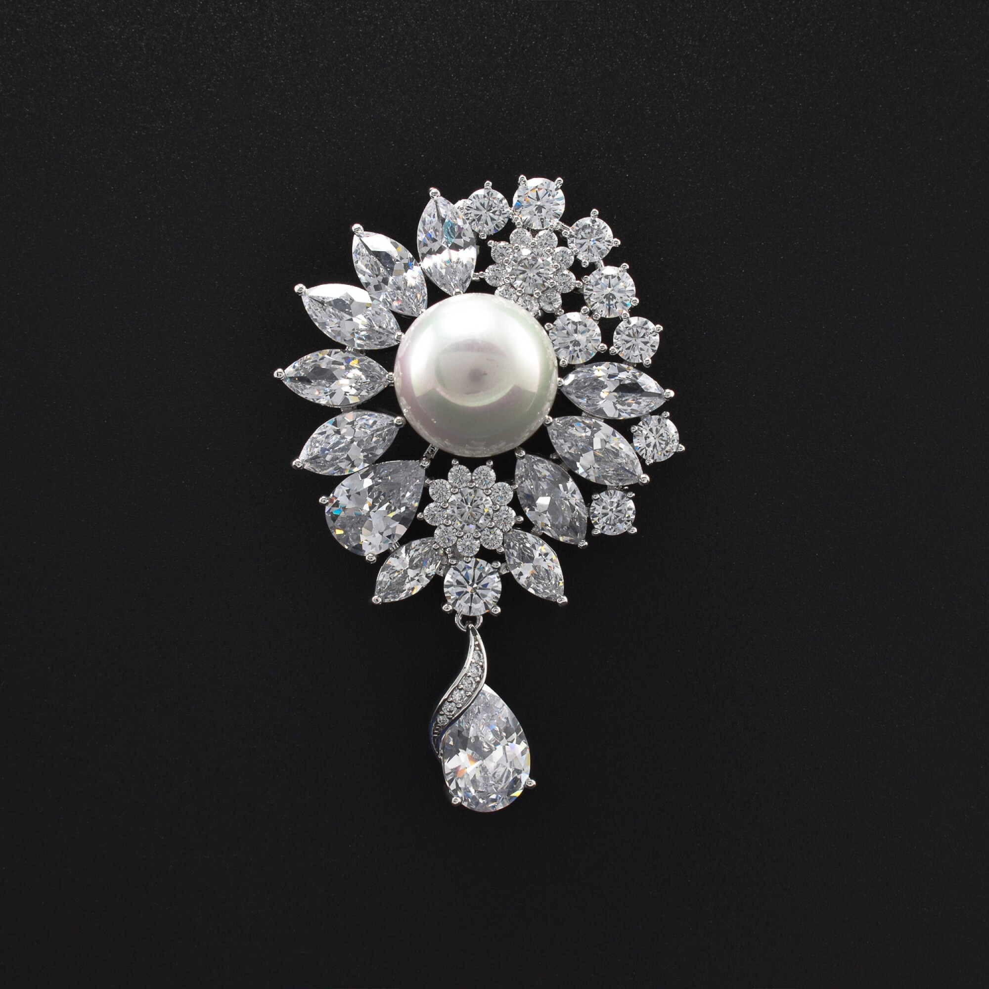 Brosa "Floare" cu cristale swarovski si perla
