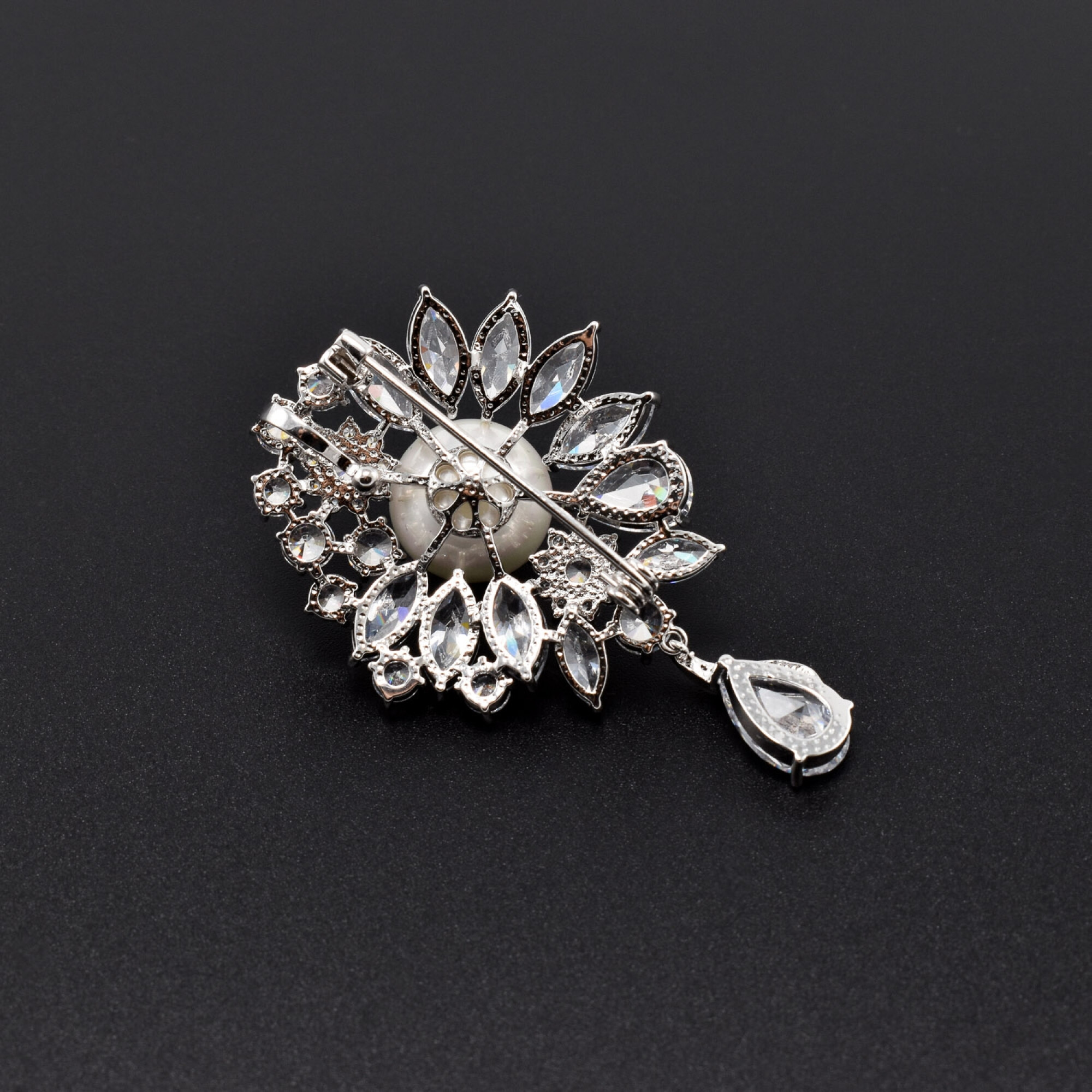 Brosa "Floare" cu cristale swarovski si perla