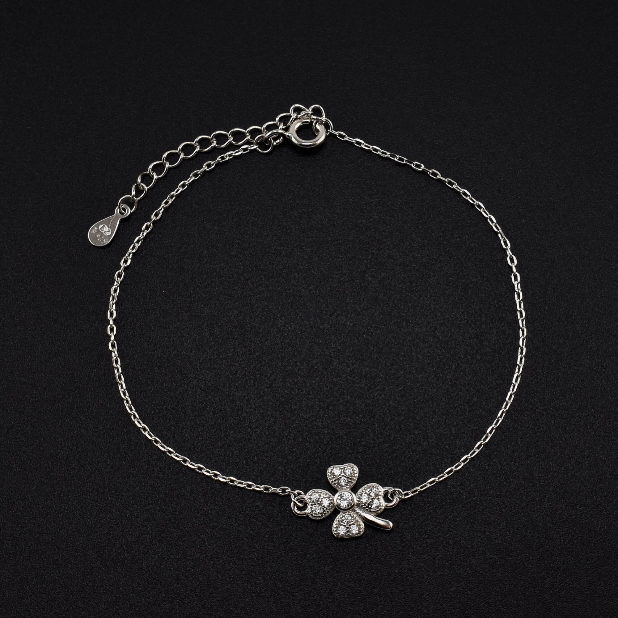 Bratara dama din argint cu accesoriu in forma de trifoi cu patru foi cu cristale swarovski
