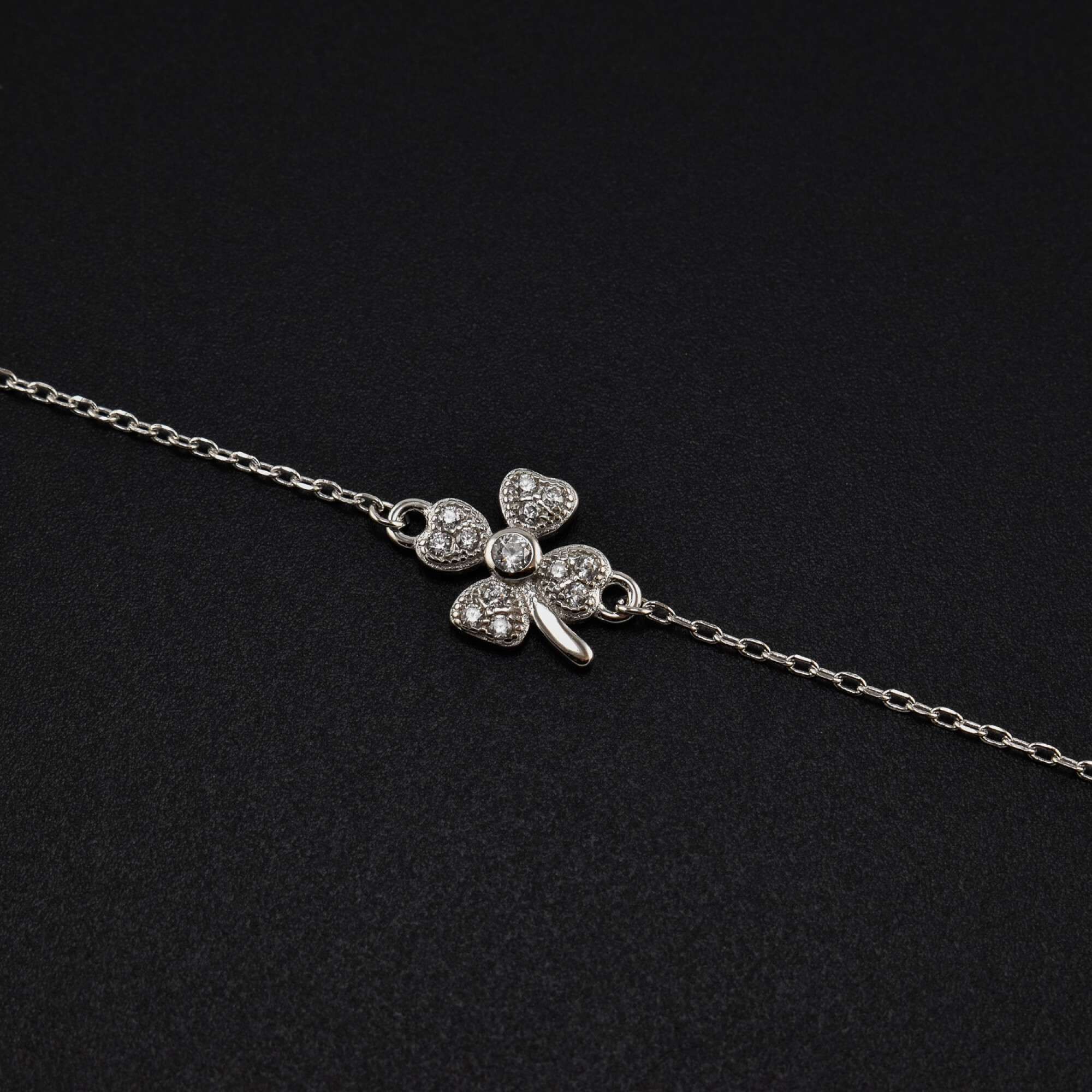 Bratara dama din argint cu accesoriu in forma de trifoi cu patru foi cu cristale swarovski