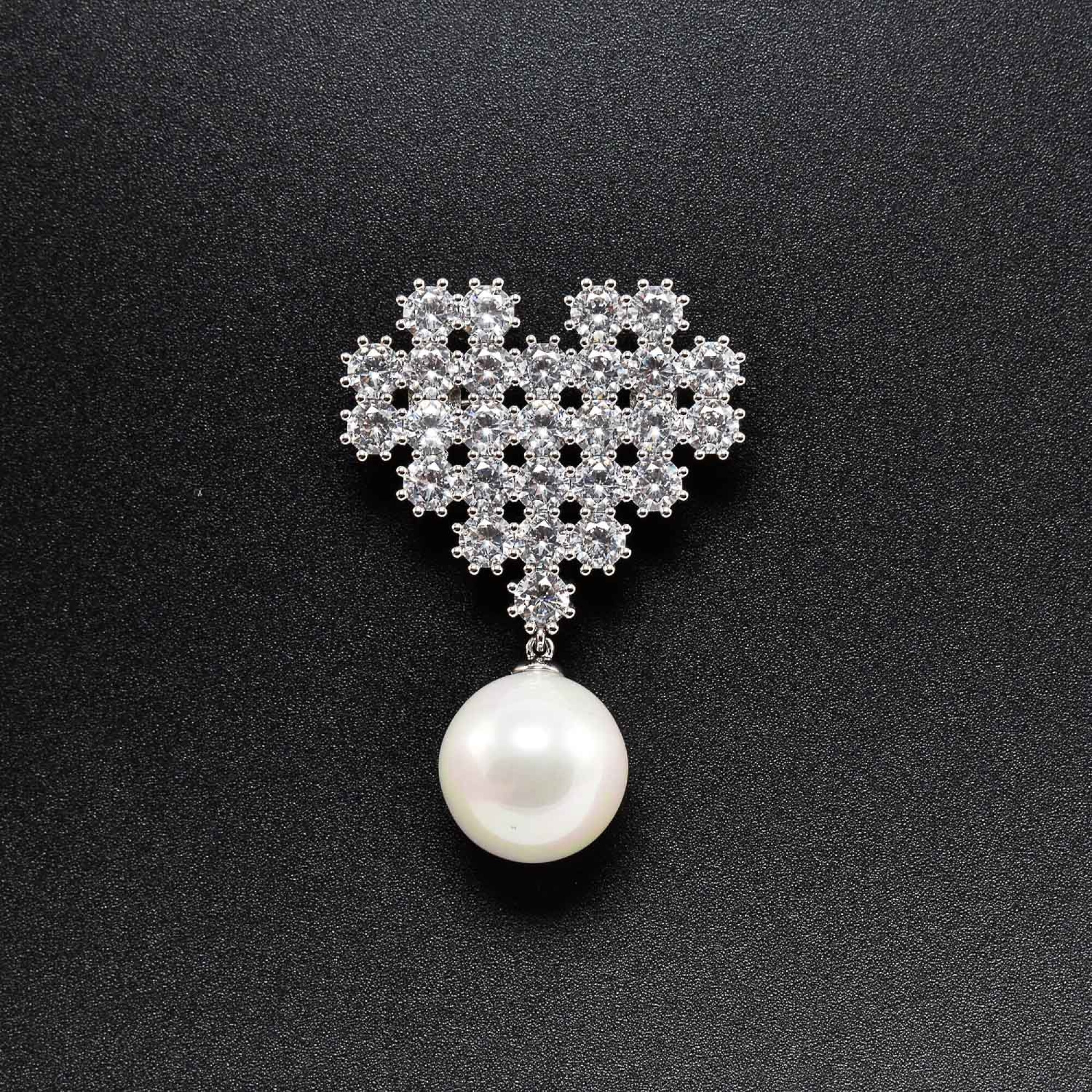 Brosa in forma de inima cu perla si cristale swarovski placata cu aur alb 18k