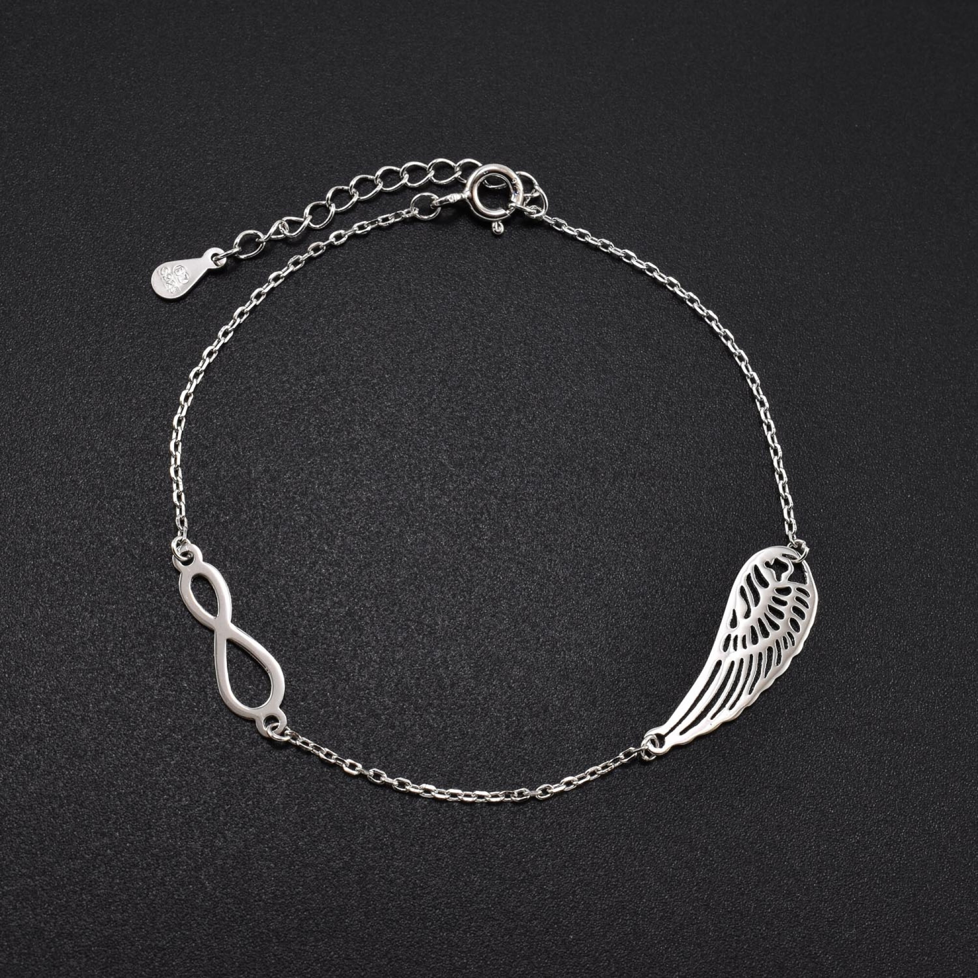 Bratara dama din argint cu accesorii in forma de infinit si aripa
