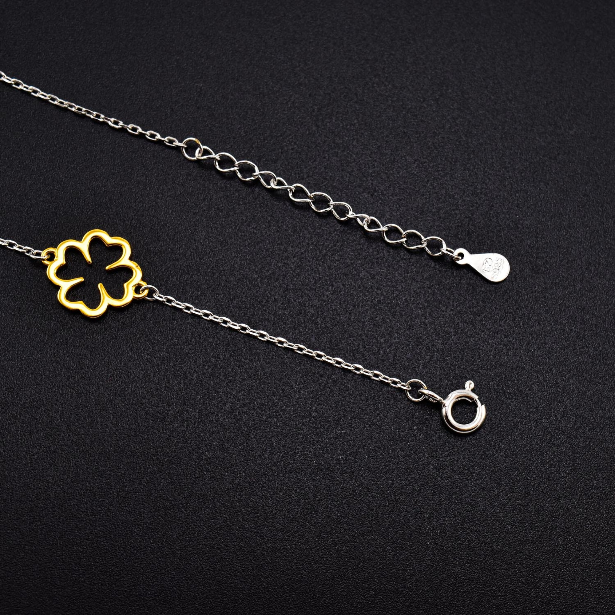 Bratara dama din argint cu accesorii in forma de trifoi cu patru foi, placate cu aur 18K