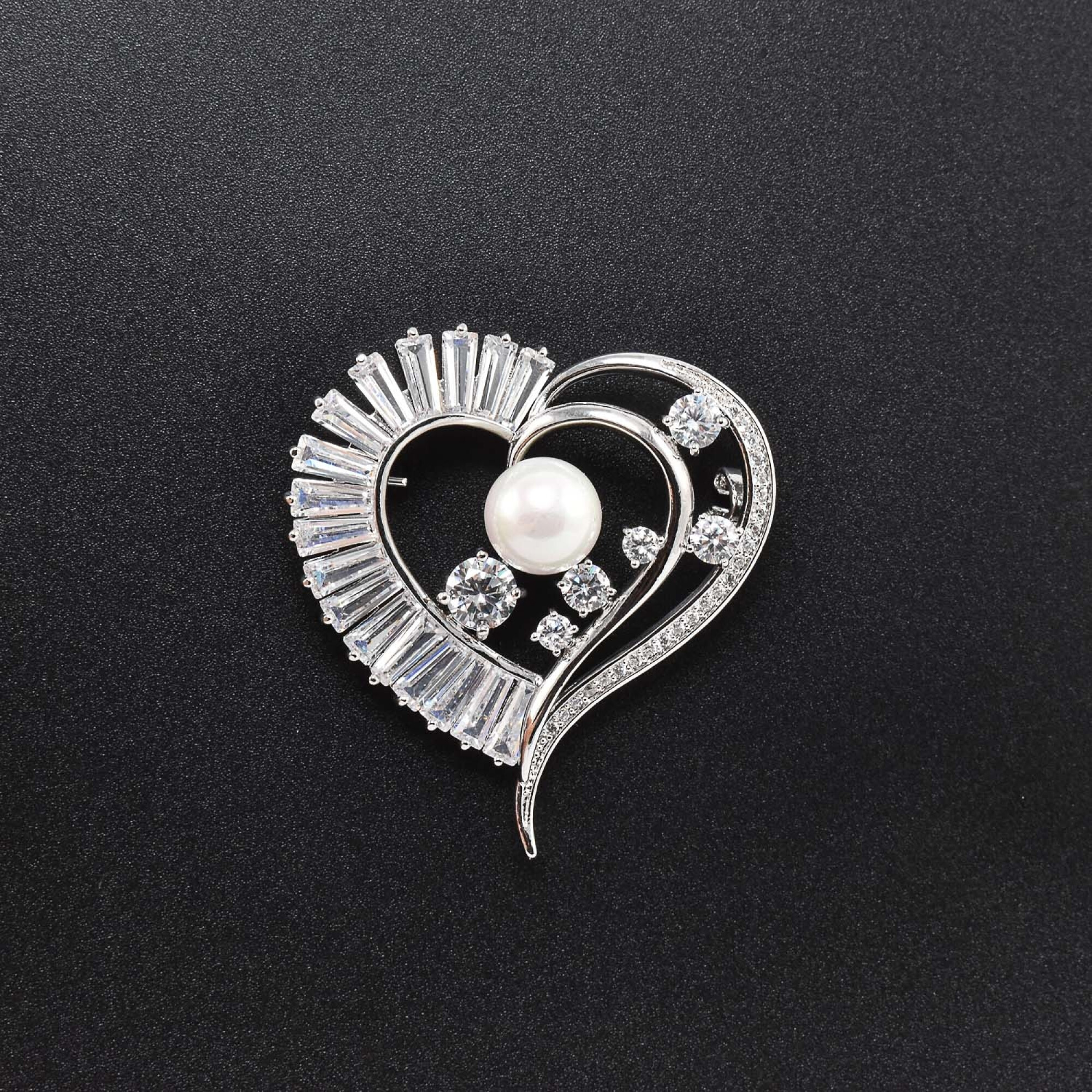 Brosa cu perla si cristale swarovski in forma de inima placata cu aur 18k 