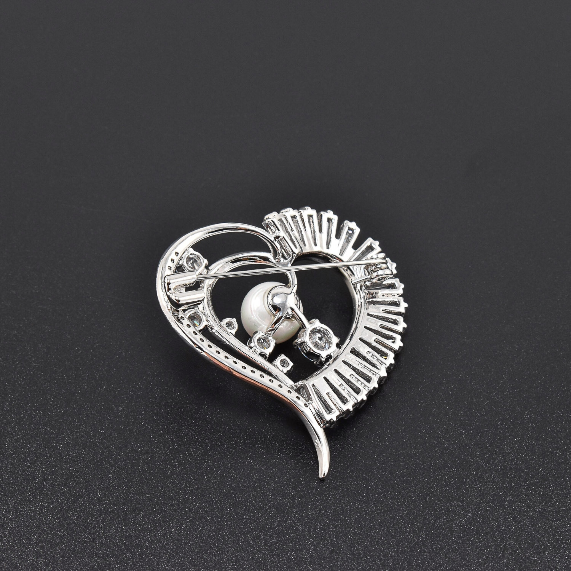 Brosa cu perla si cristale swarovski in forma de inima placata cu aur 18k 
