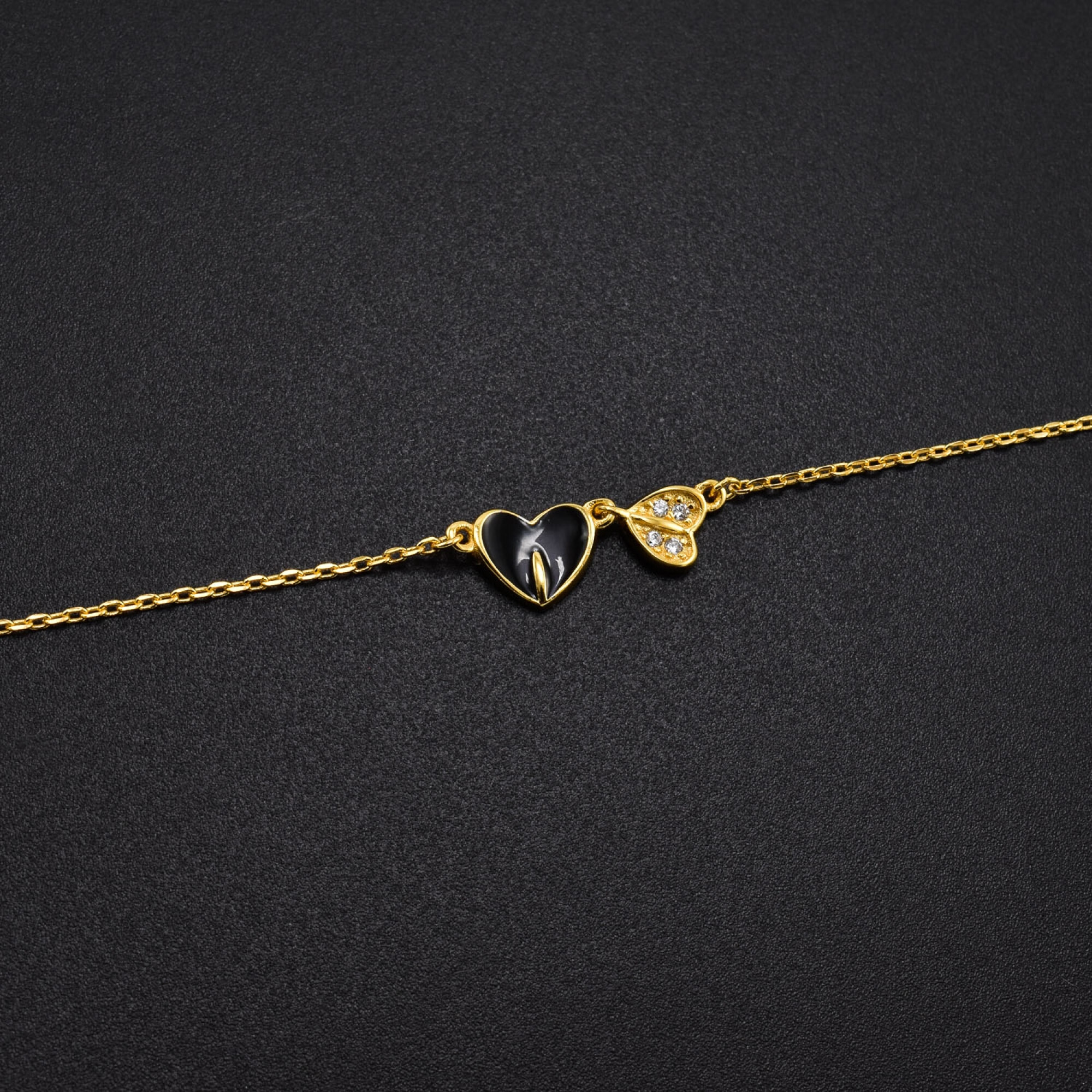Bratara dama cu accesorii in forma de inima din argint placat cu aur 18K