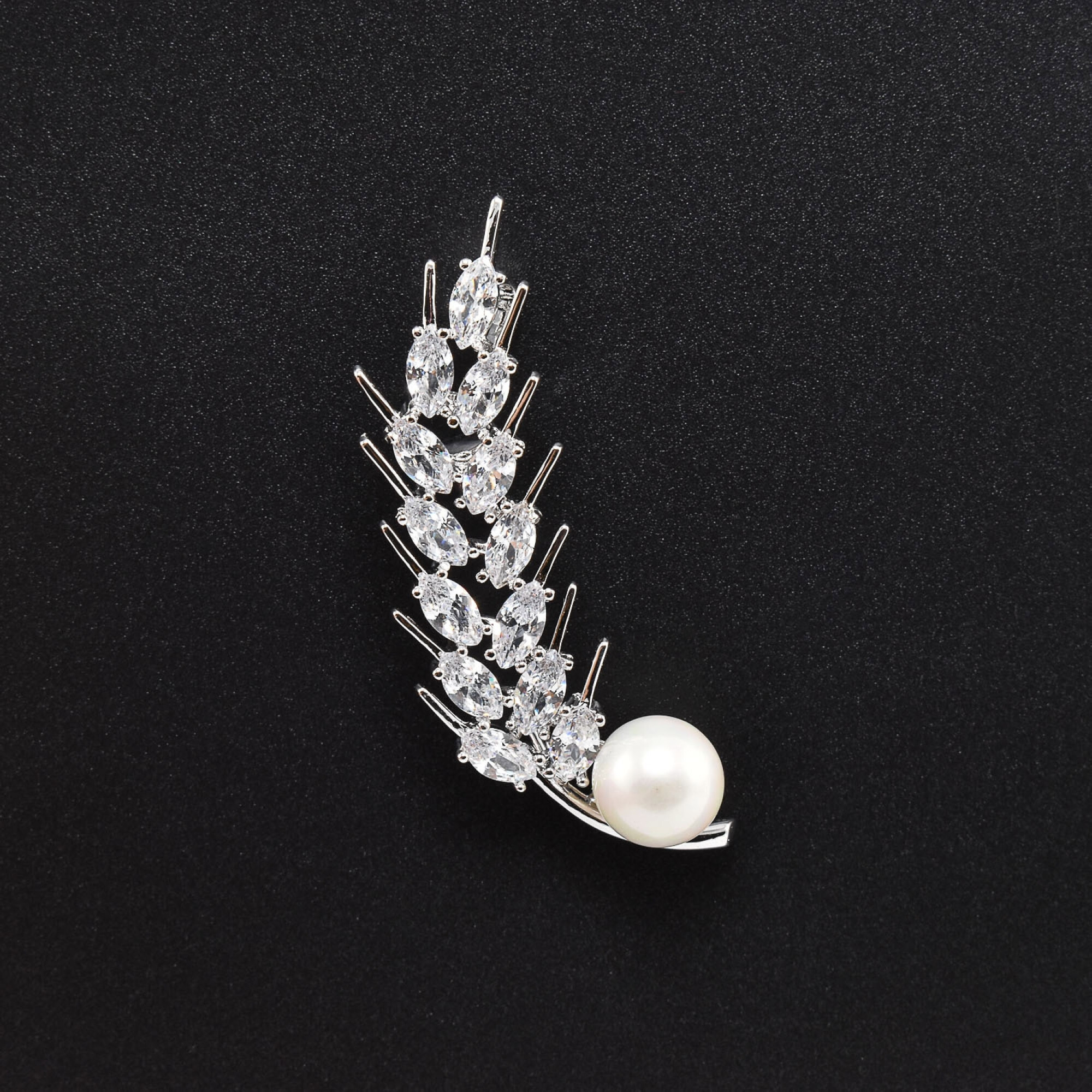 Brosa cu perla si cristale swarovski placata cu aur alb 18k 