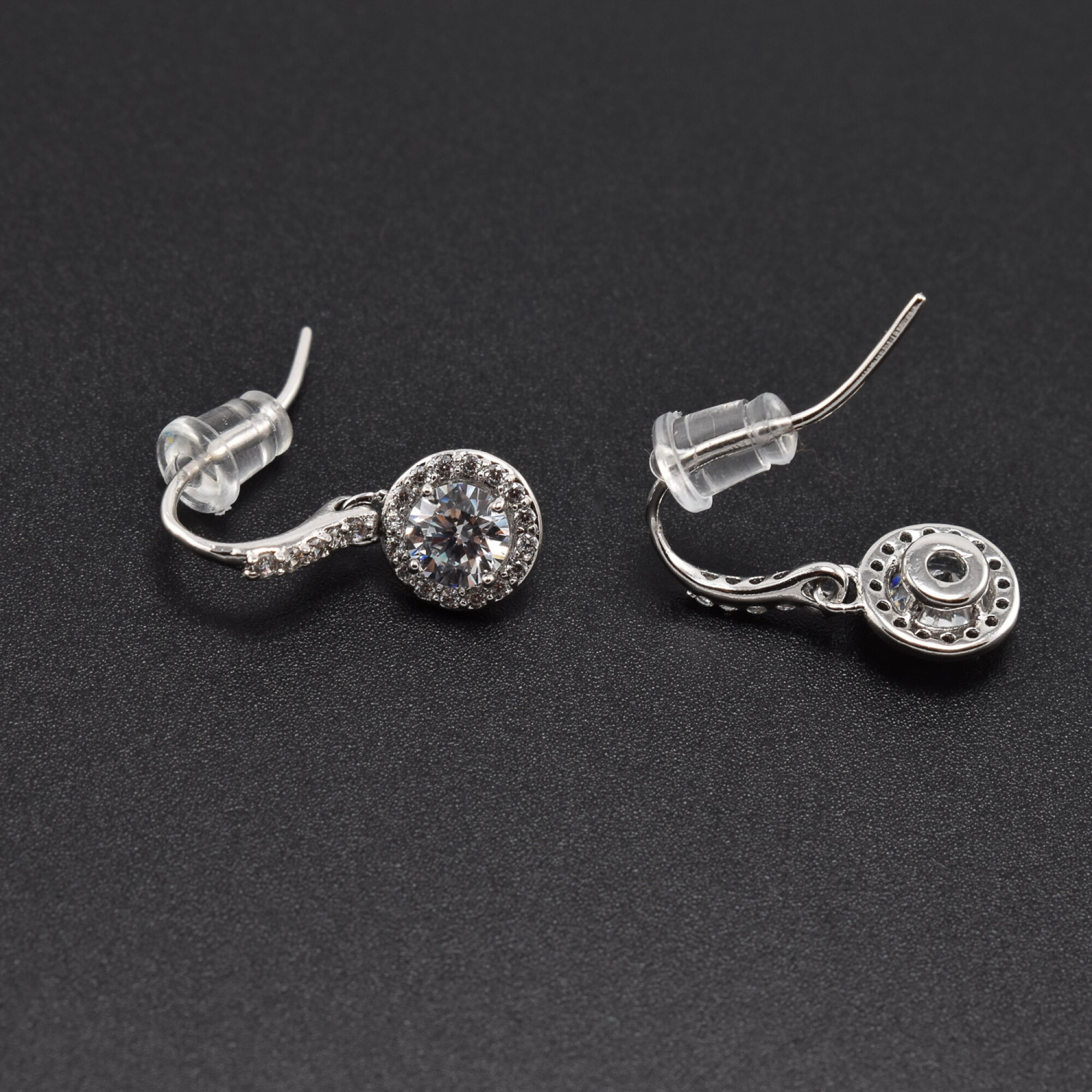 Cercei dama acoperiti cu cristale swarovski, placati cu aur 18K