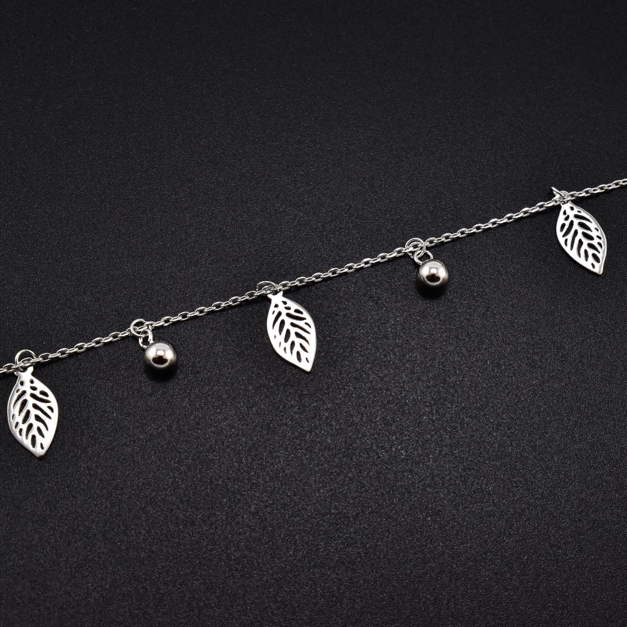 Bratara dama din argint cu accesorii in forma de frunza