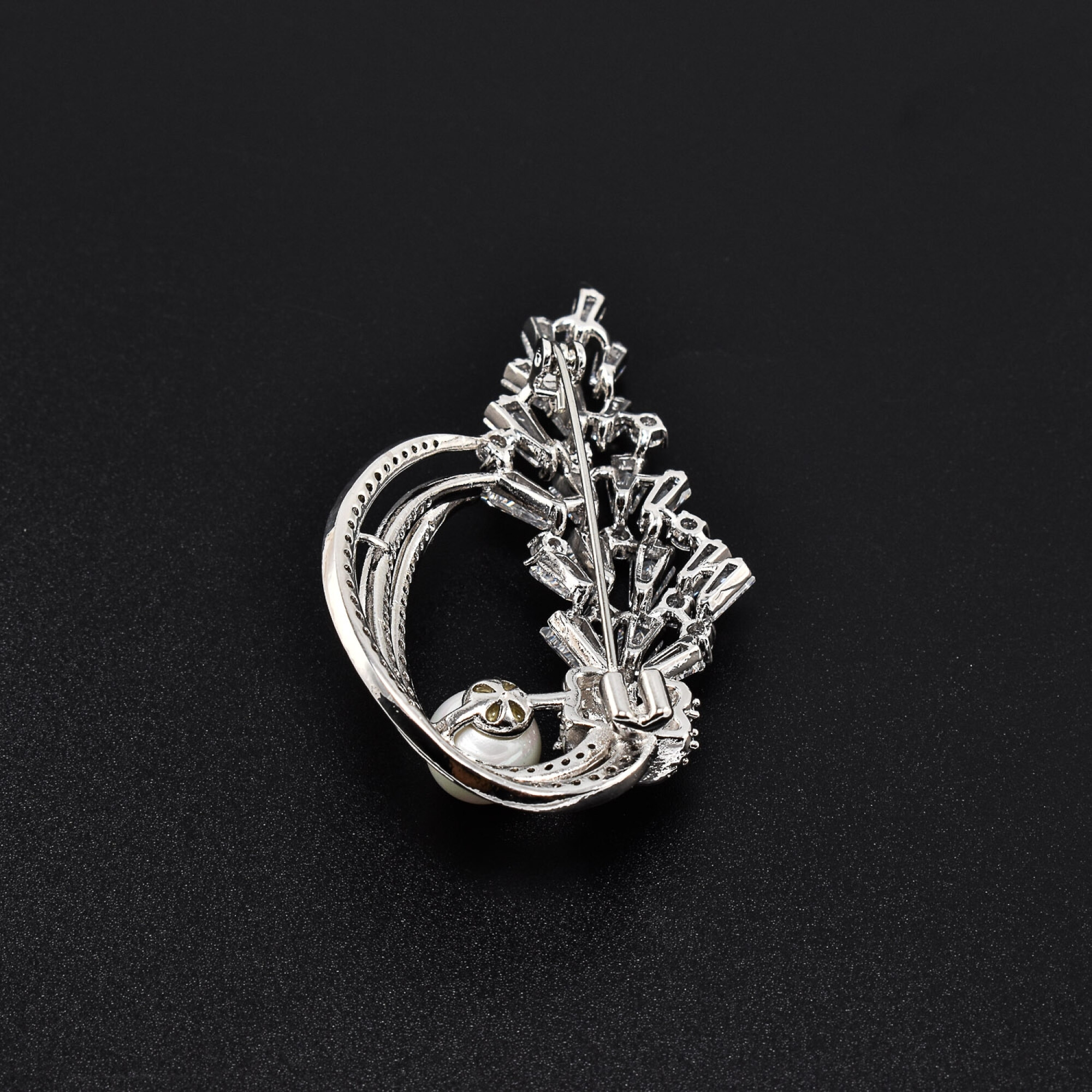 Brosa cu cristale swarovski placata cu aur alb 18k BRS-31