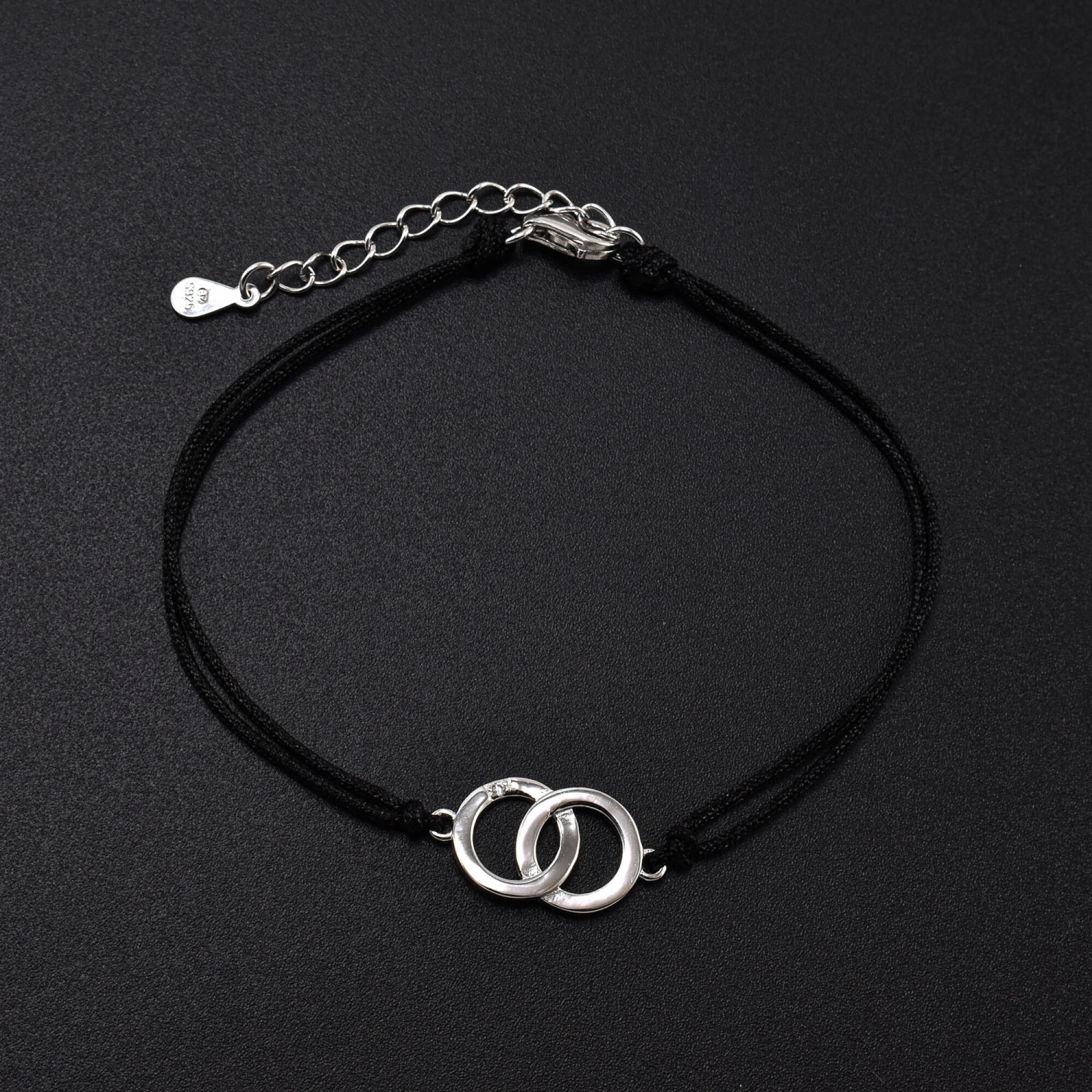 Bratara dama cu snur negru si accesoriu din argint in forma de cercuri