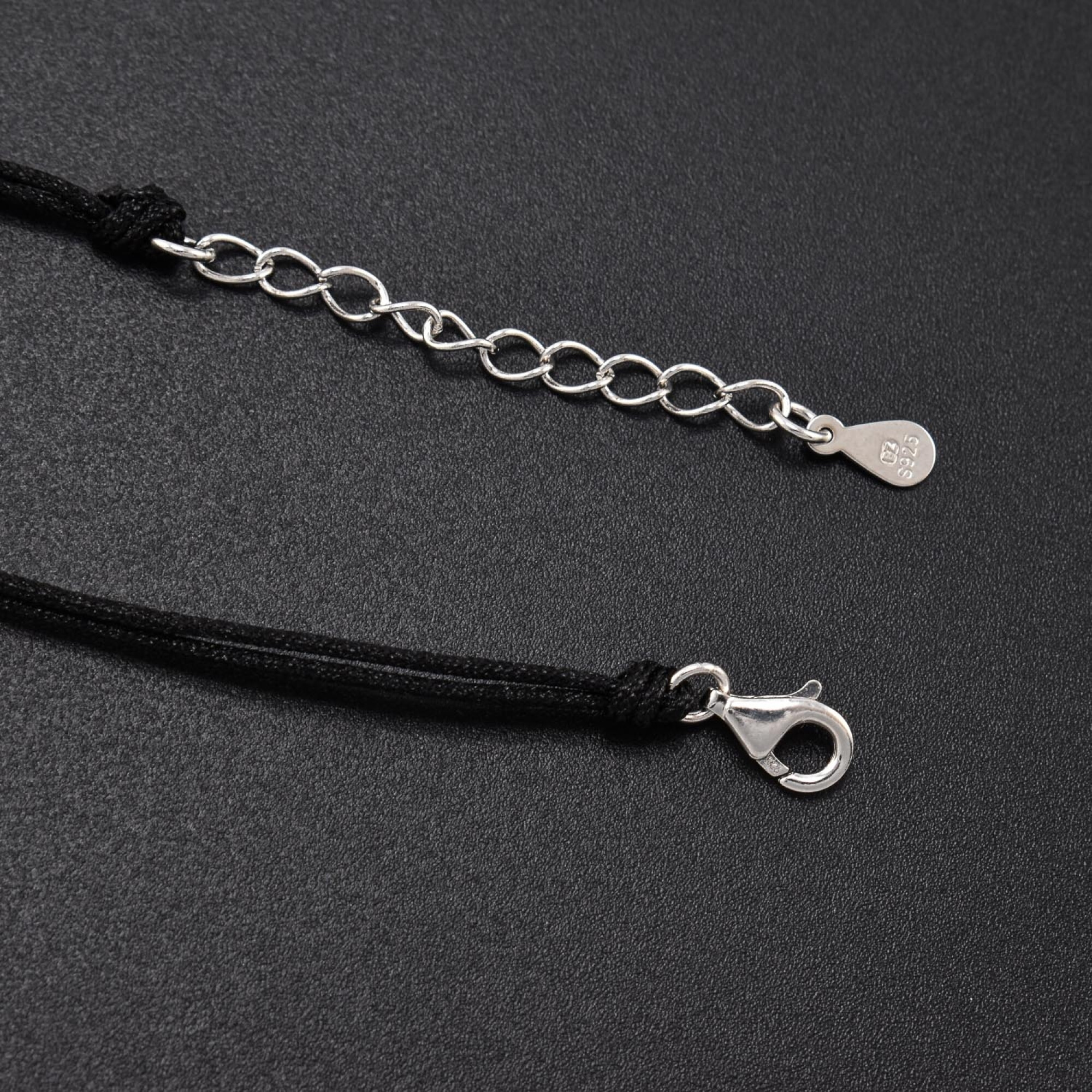 Bratara dama cu snur negru si accesoriu din argint in forma de cercuri