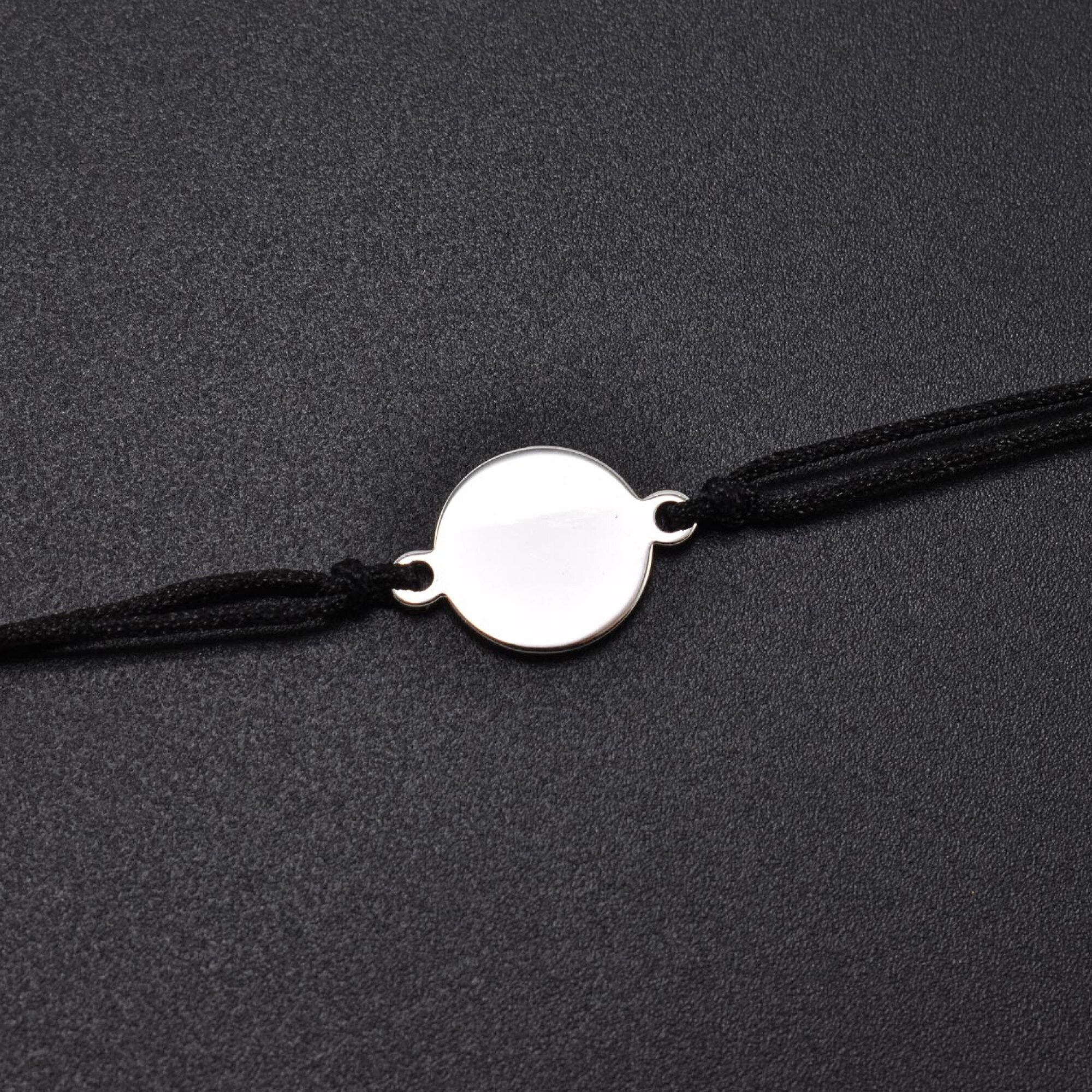 Bratara dama cu snur si accesoriu din argint in forma de banut