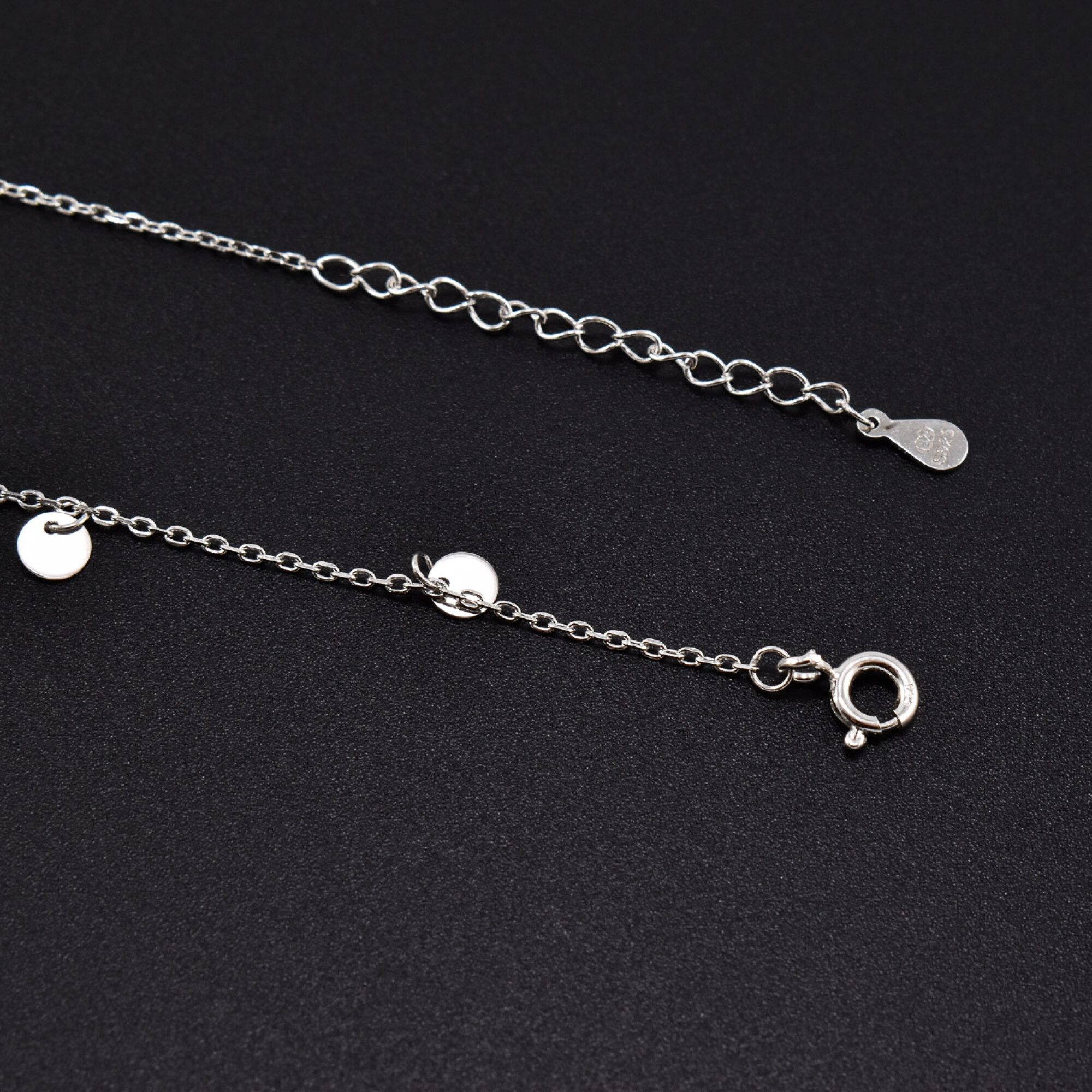 Bratara dama din argint cu accesorii in forma de banuti