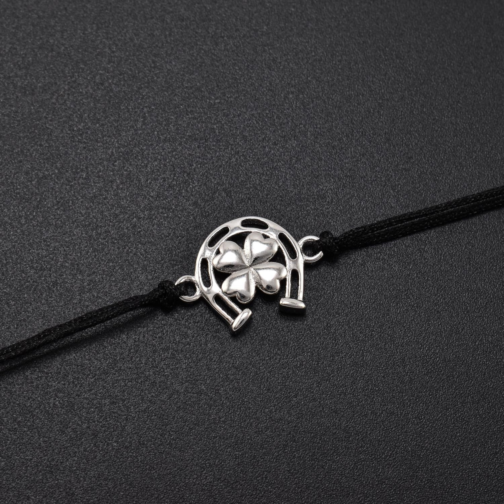 Bratara dama cu snur si accesoriu din argint in forma de potcoava