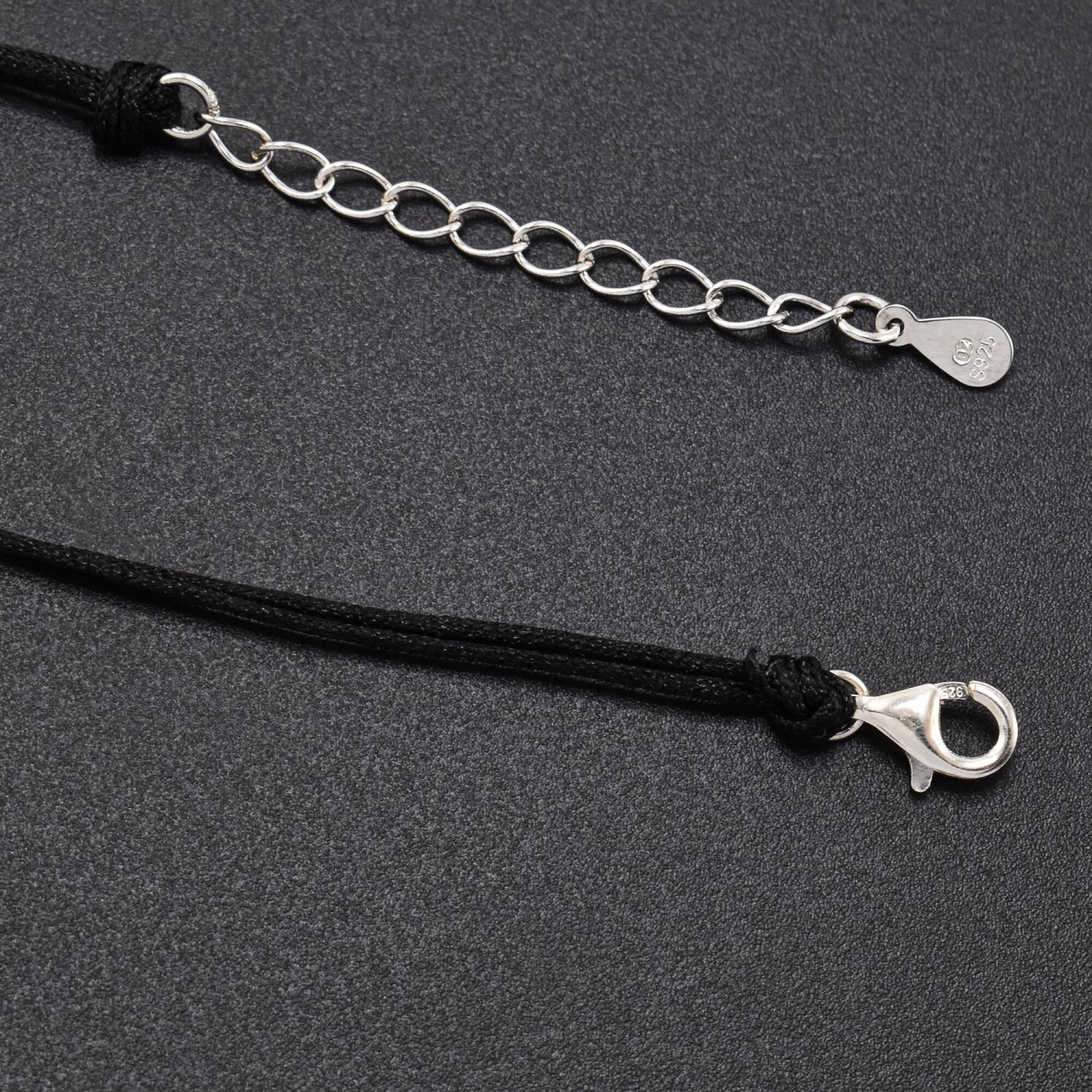 Bratara dama cu snur si accesoriu din argint in forma de potcoava