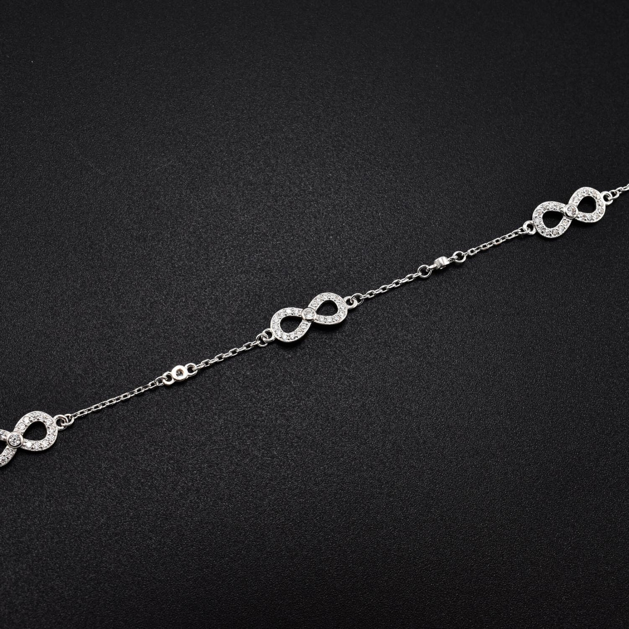 Bratara dama din argint cu accesorii in forma de infinit acoperite cu cristale swarovski