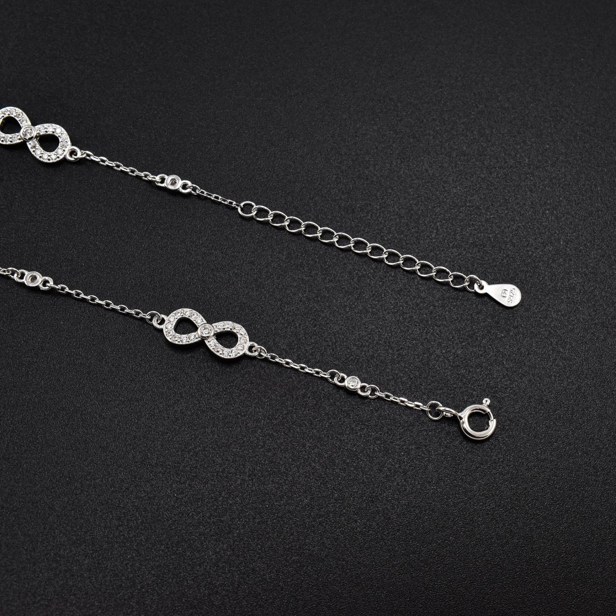 Bratara dama din argint cu accesorii in forma de infinit acoperite cu cristale swarovski