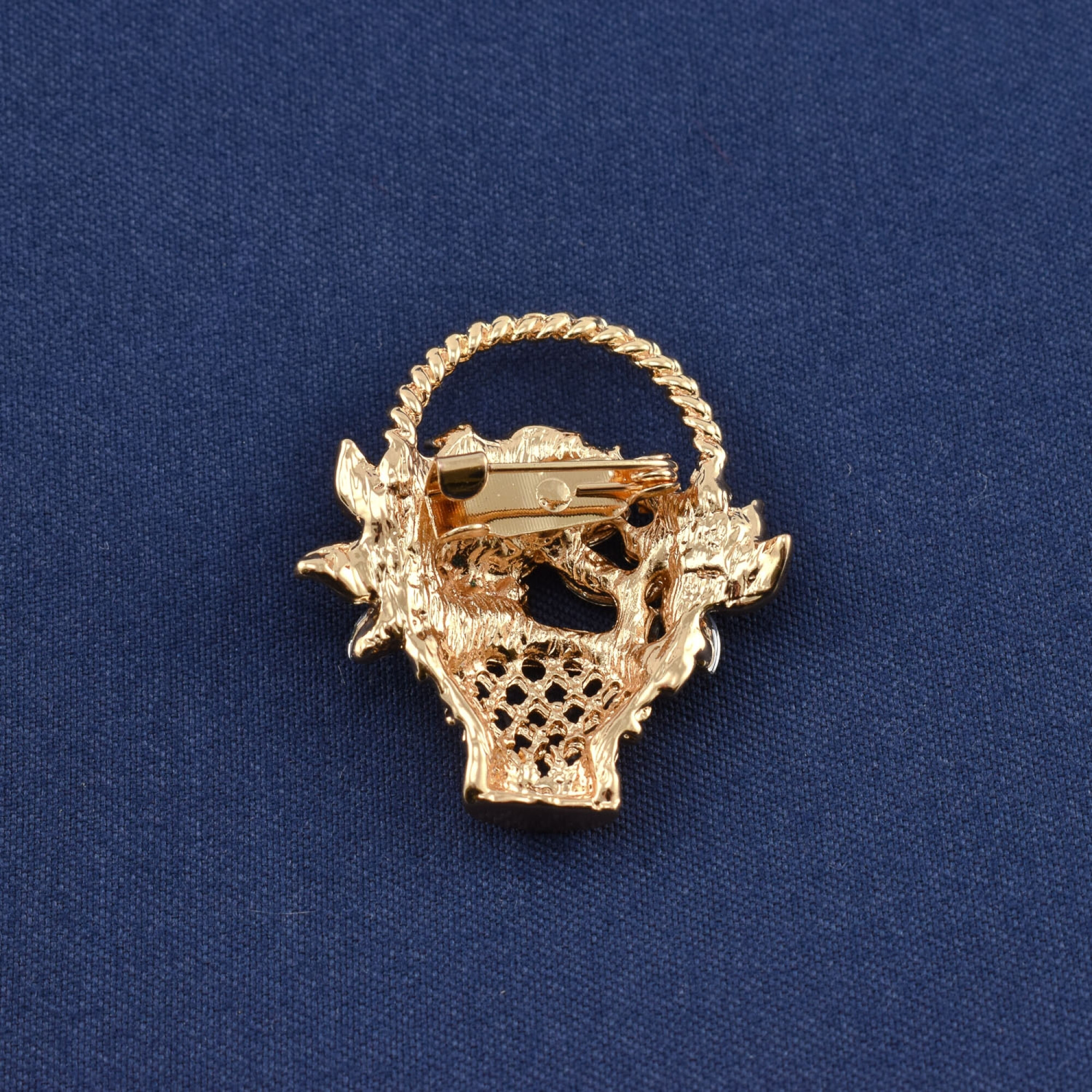 Martisor brosa "Cos cu flori" cu cristale zirconia albastre