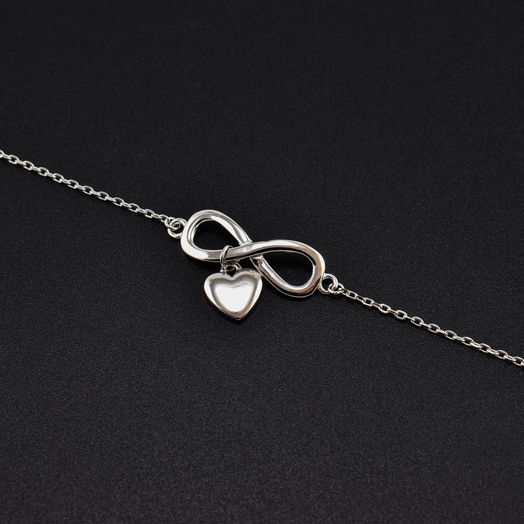 Bratara dama din argint cu accesorii in forma de infinit si inima