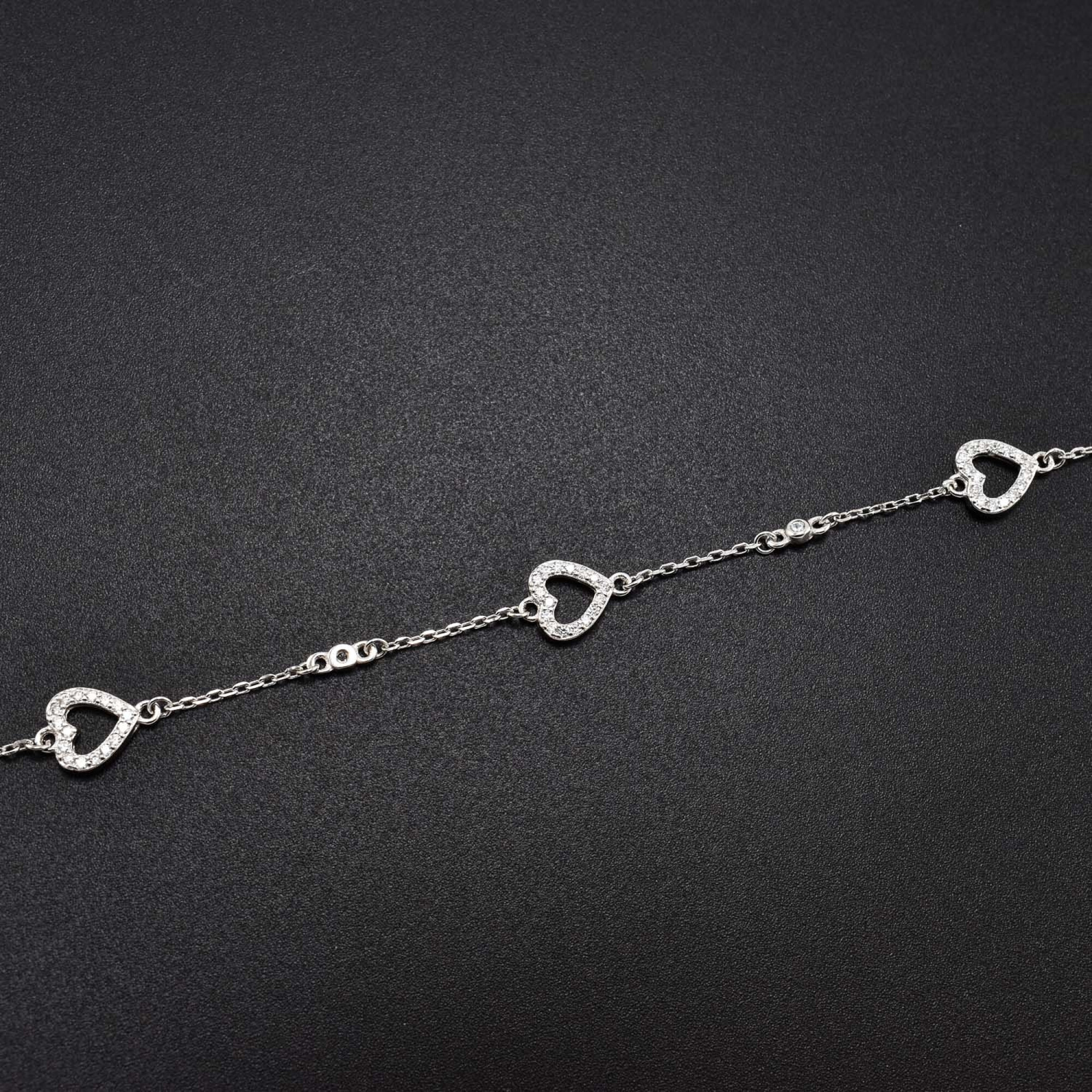 Bratara dama din argint cu accesorii in forma de inima acoperite cu cristale swarovski
