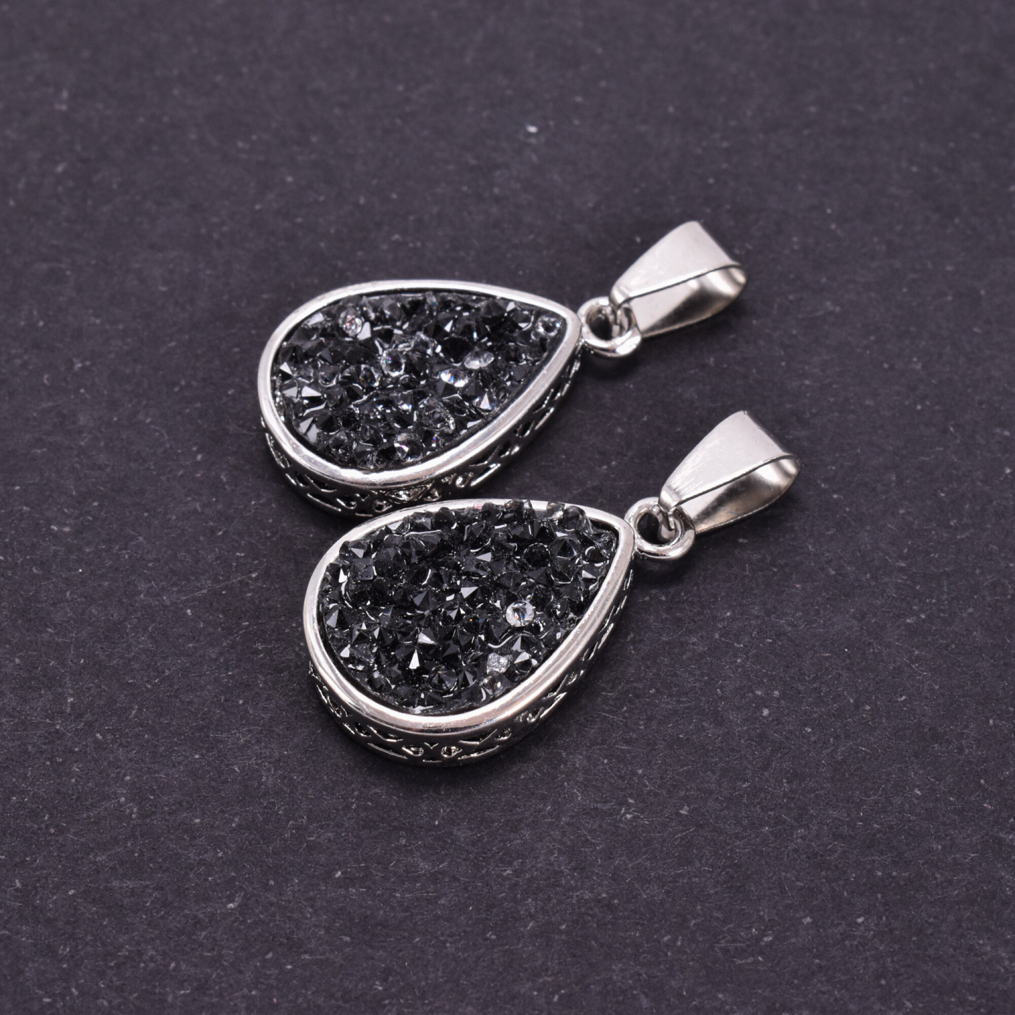 PANDANTIV DRUZY DIN RASINA IN FORMA DE LACRIMA, NEAGRA
