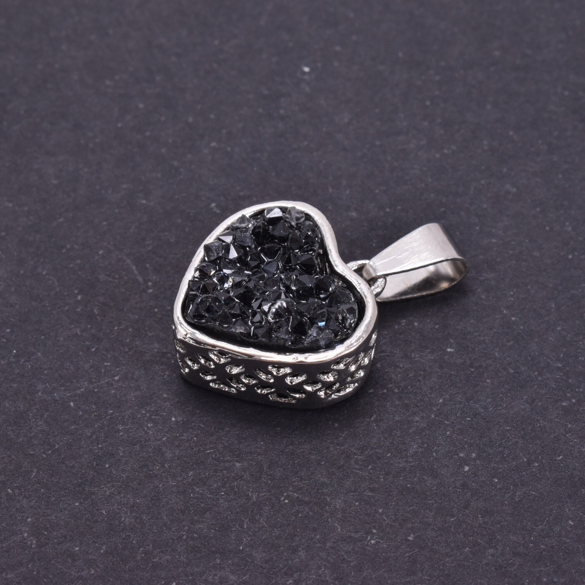 Pandantiv druzy din rasina in forma de inimioara, neagra