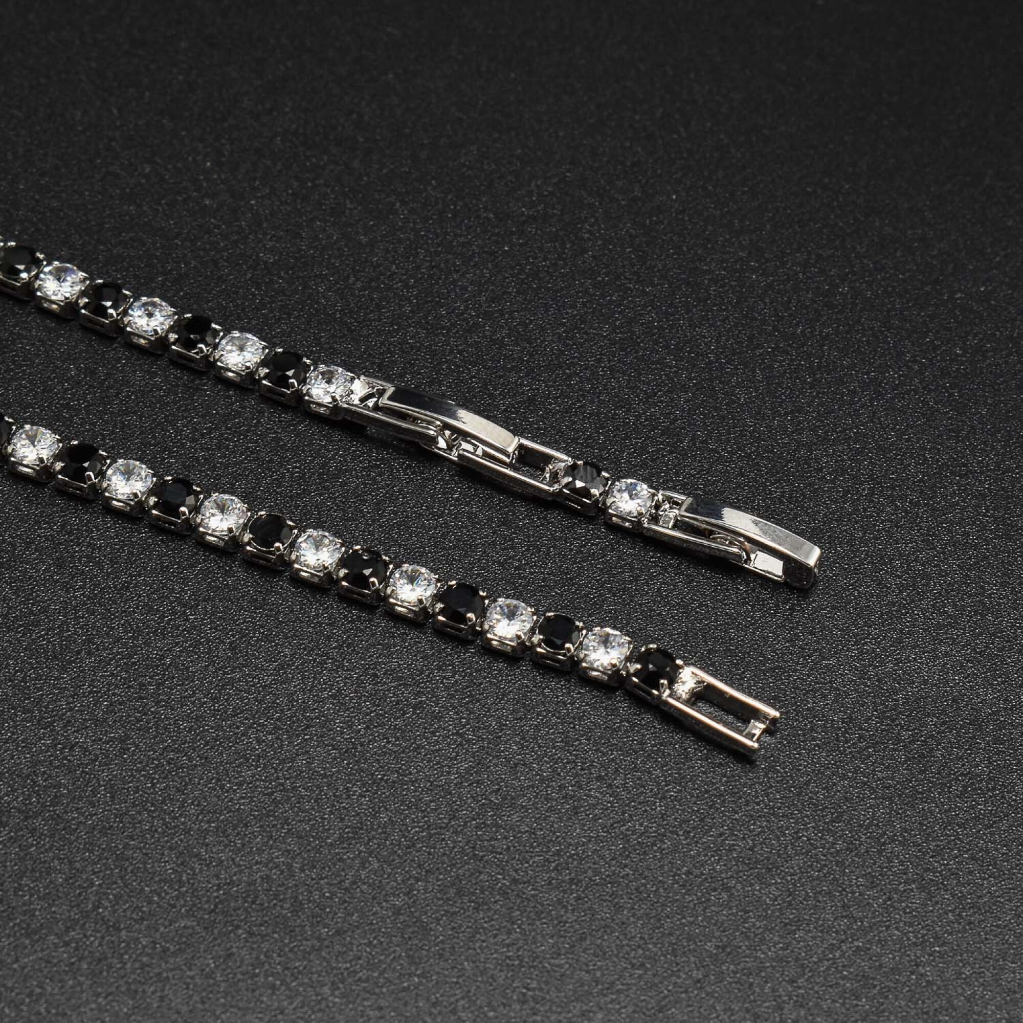 Bratara Tennis cu cristale swarovski placata cu aur alb 18K 