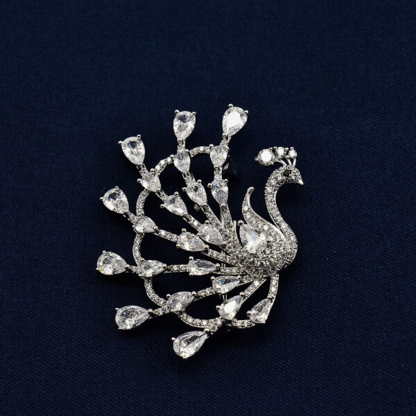 Brosa in forma de paun cu cristale swarovski, placata cu aur alb 18k