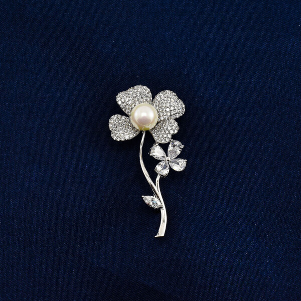 Brosa in forma de floare cu cristale swarovski, placata cu aur alb 18k BRS-13