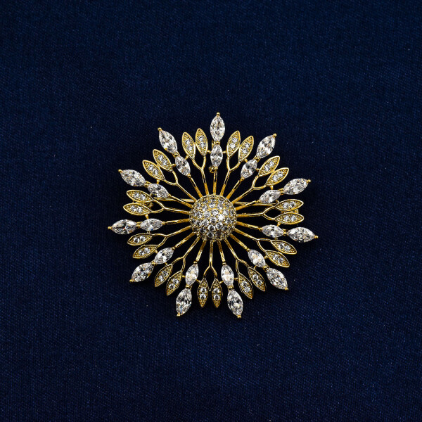 Brosa in forma de floare cu cristale swarovski, placata cu aur 18k
