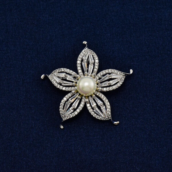 Brosa in forma de floare cu cristale swarovski, placata cu aur alb 18k